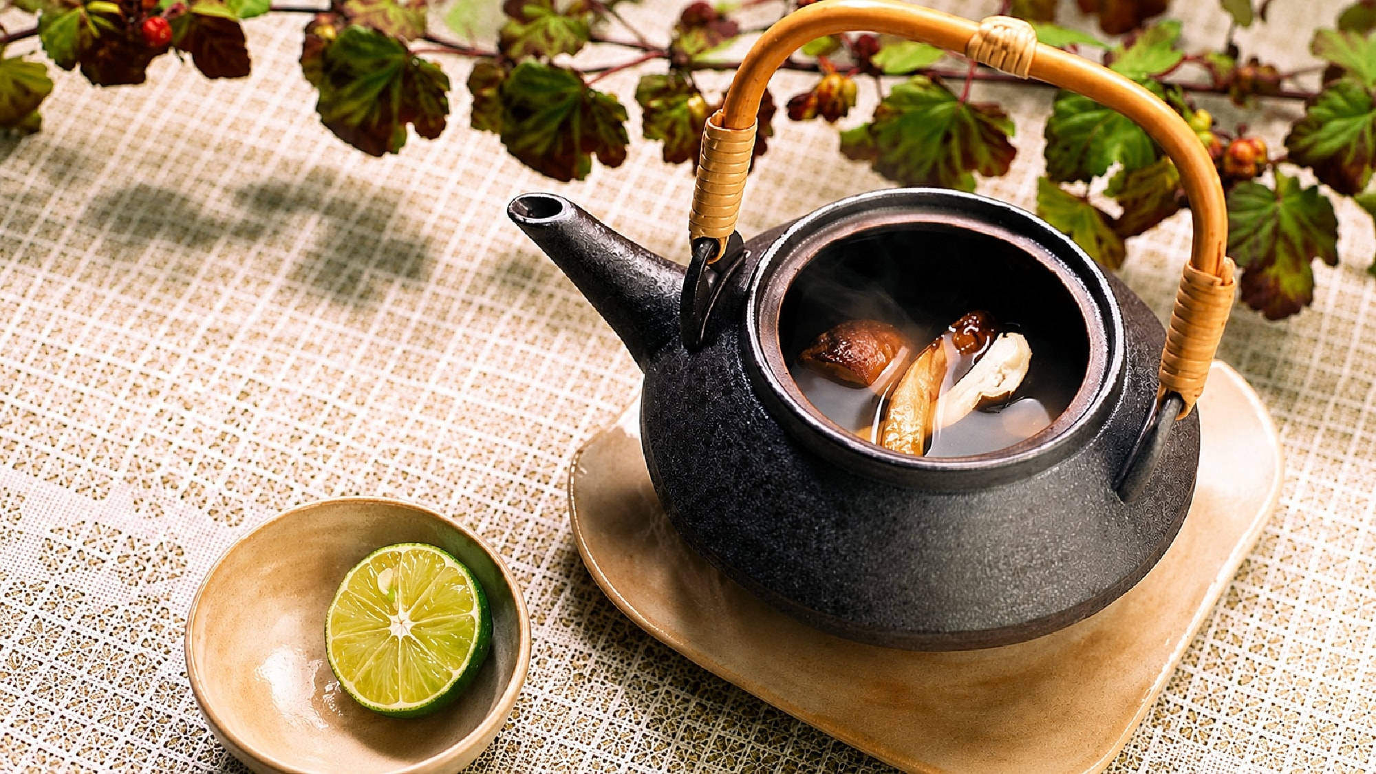 【松茸土瓶蒸し】　※琥珀色の松茸土瓶蒸しは期間限定の特別な秋のしずく