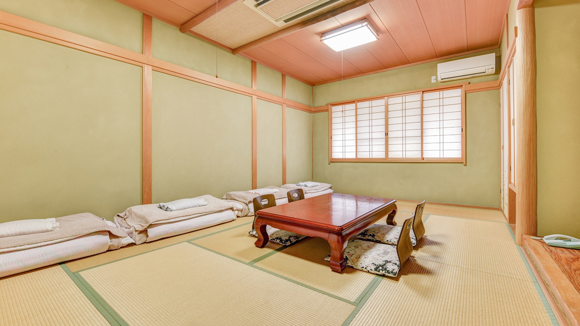 * ห้องสไตล์ญี่ปุ่น 12 เสื่อทาทามิ / ห้องพักสไตล์ญี่ปุ่นล้วนมีบรรยากาศที่หรูหราและเงียบสงบ โปรดใช้เวลาพักผ่อนกับครอบครัวหรือกลุ่ม
