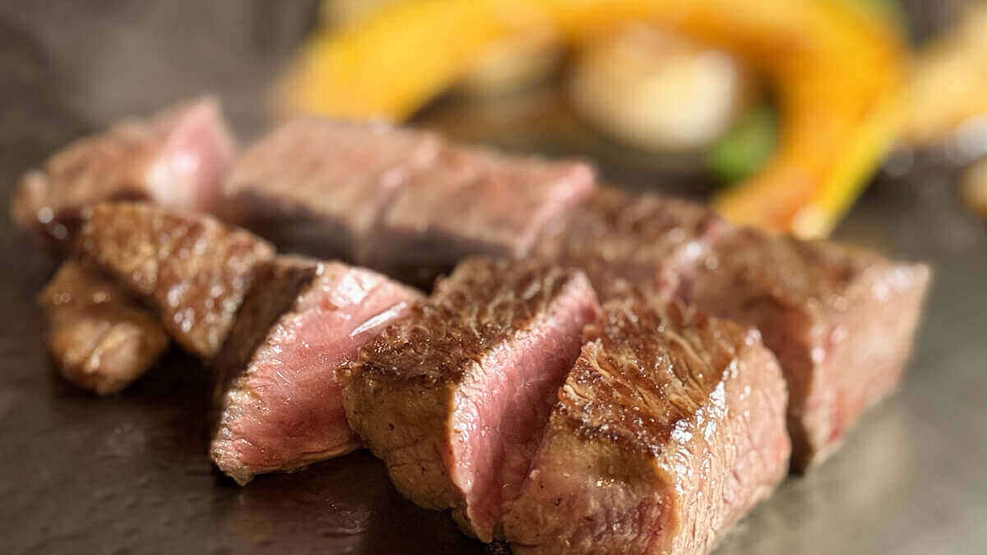 【冰见牛】 请品尝在冰见丰富的大自然中饲养的当地品牌牛肉“冰见牛”。