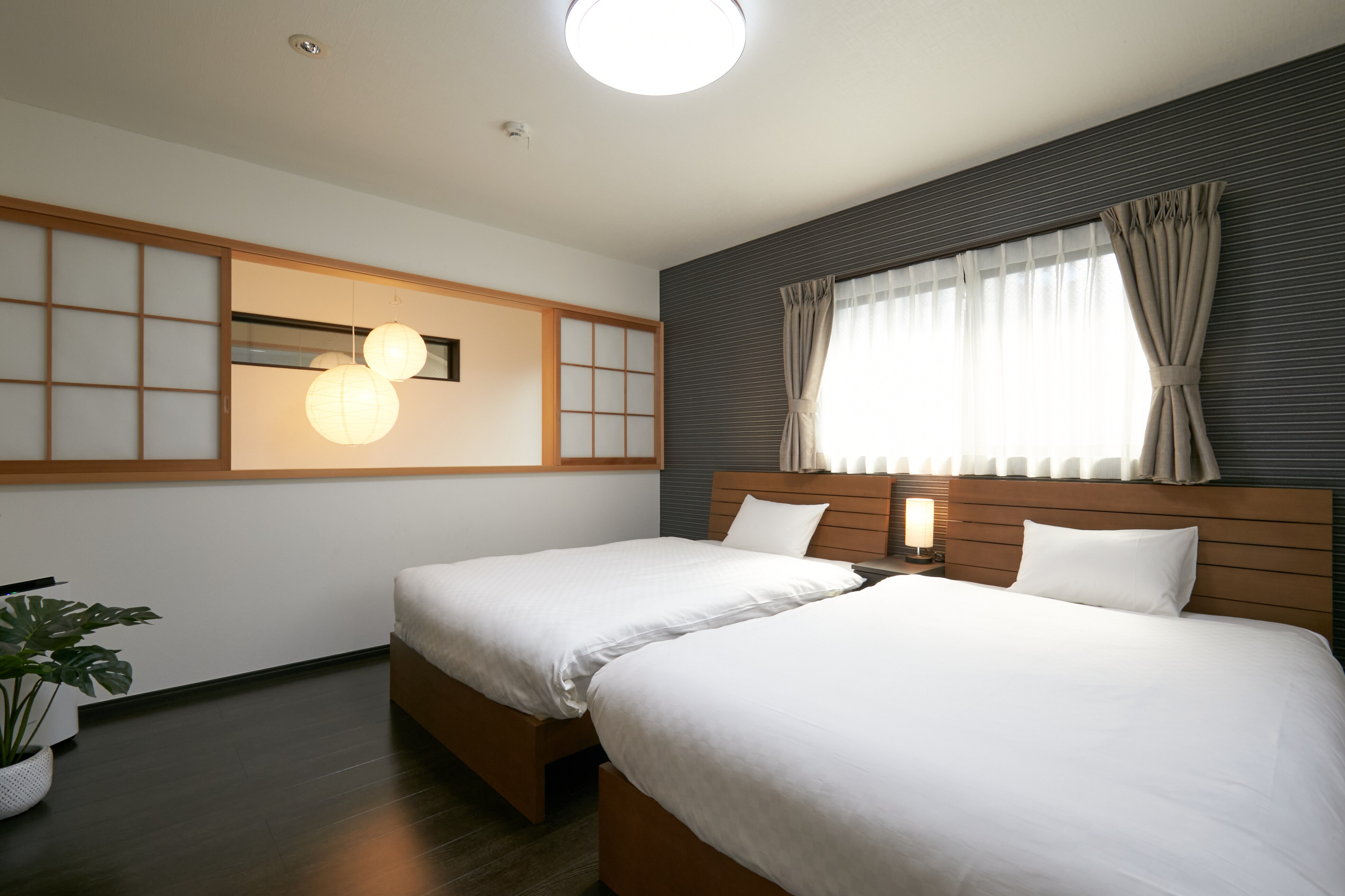 Second floor bedroom (Open the shoji screen to see the open ceiling.)