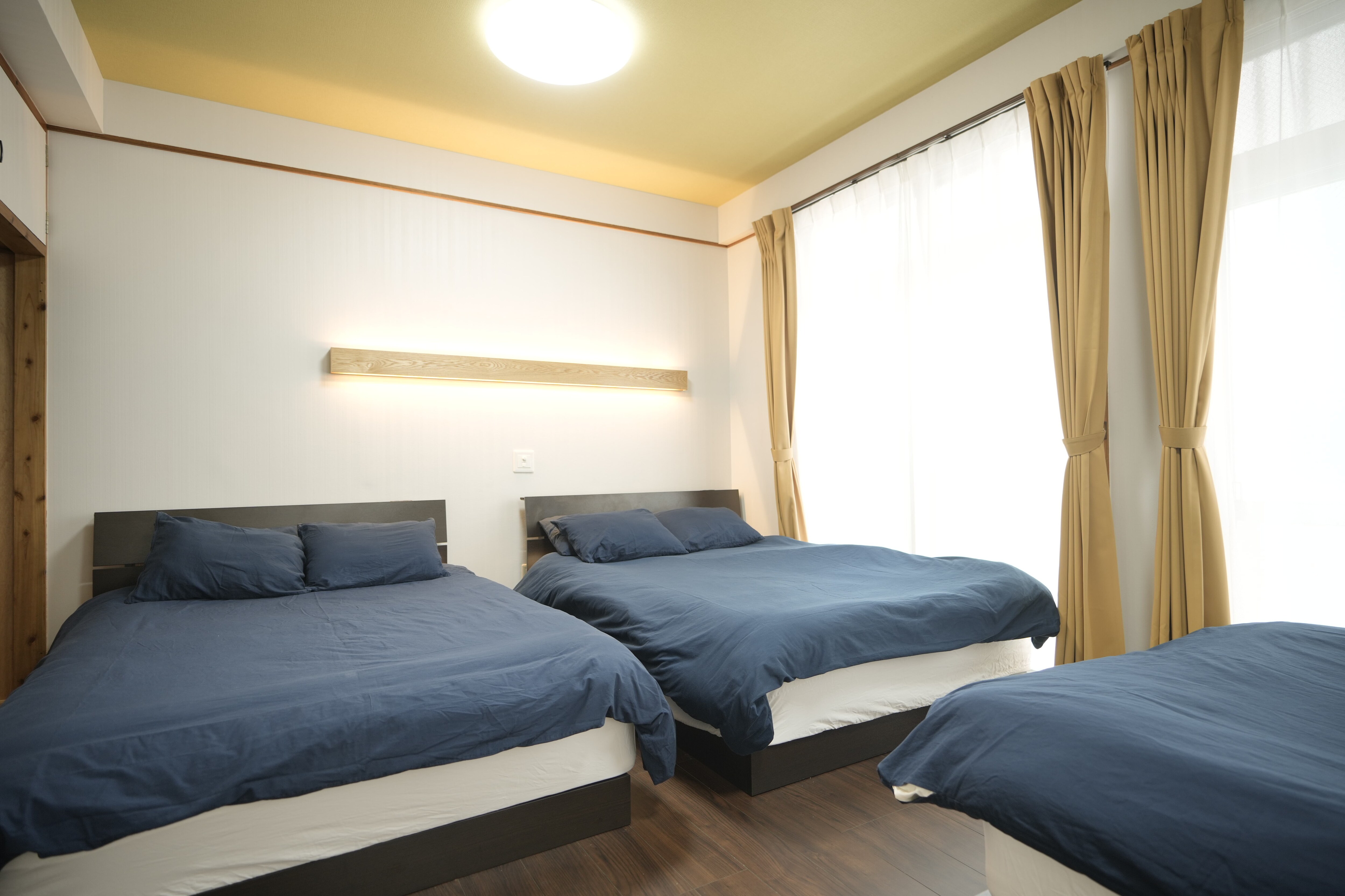 Room 301 / Bedroom with 3 double beds