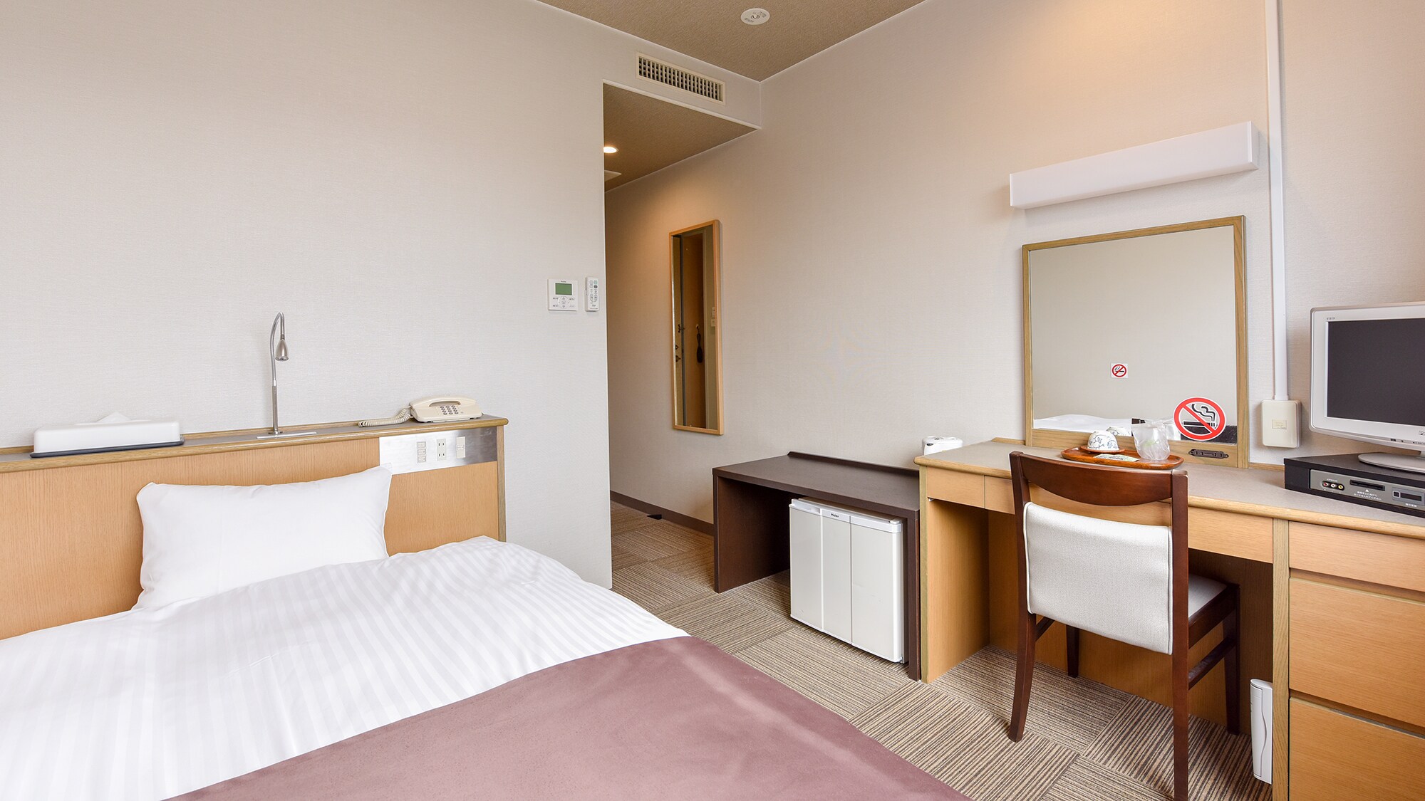 * [Example of a non-smoking single room] The bed is semi-double size so you can relax comfortably.