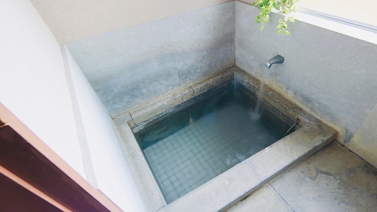 Phòng tắm trong nhà: Phòng tắm lát gạch và đá theo phong cách cổ điển.