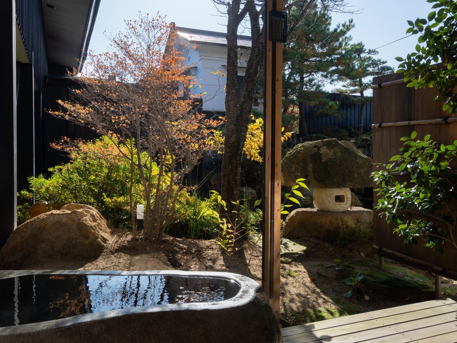 [SAKURA03] Look at the garden while soaking in the open-air bath with a hollowed out Zao stone. Cherry blossoms and fresh green hot water Ami are also exceptional