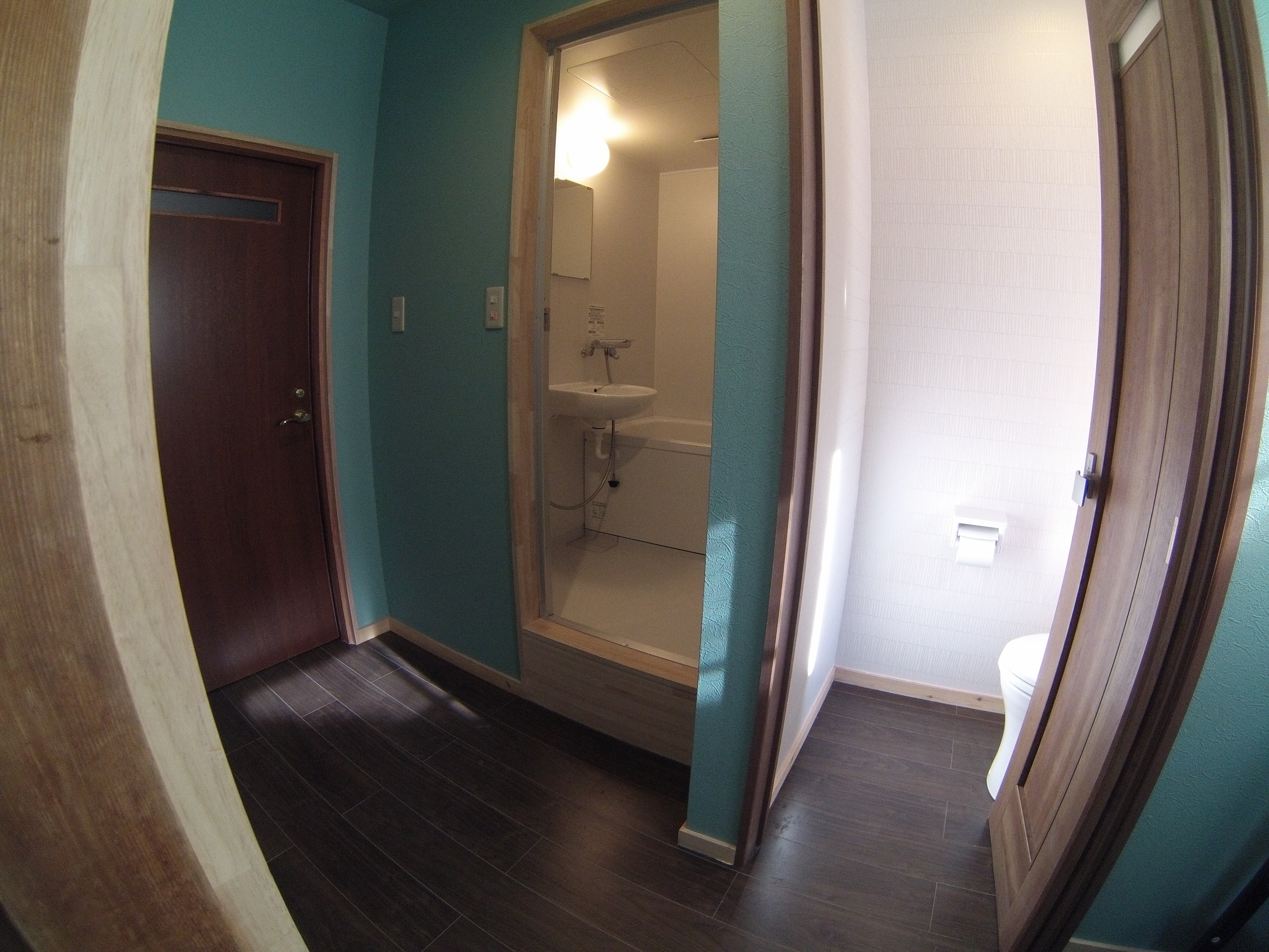The guest rooms on the 2nd floor of the middle building have been renewed! It comes with a bath and toilet.