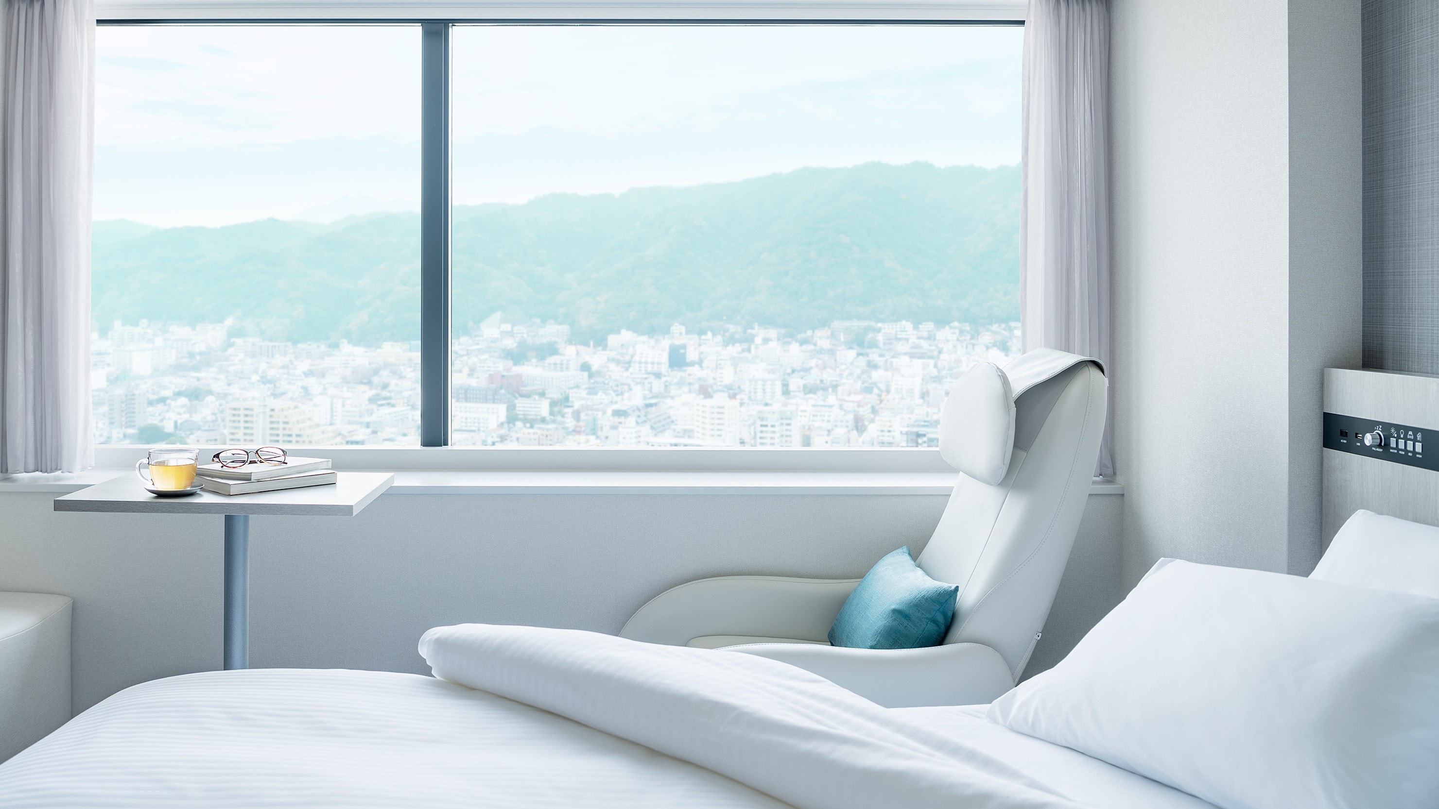 [Mountain side double] A space that harmonizes with the refreshing greenery of Mt. Rokko creates a comfortable awakening