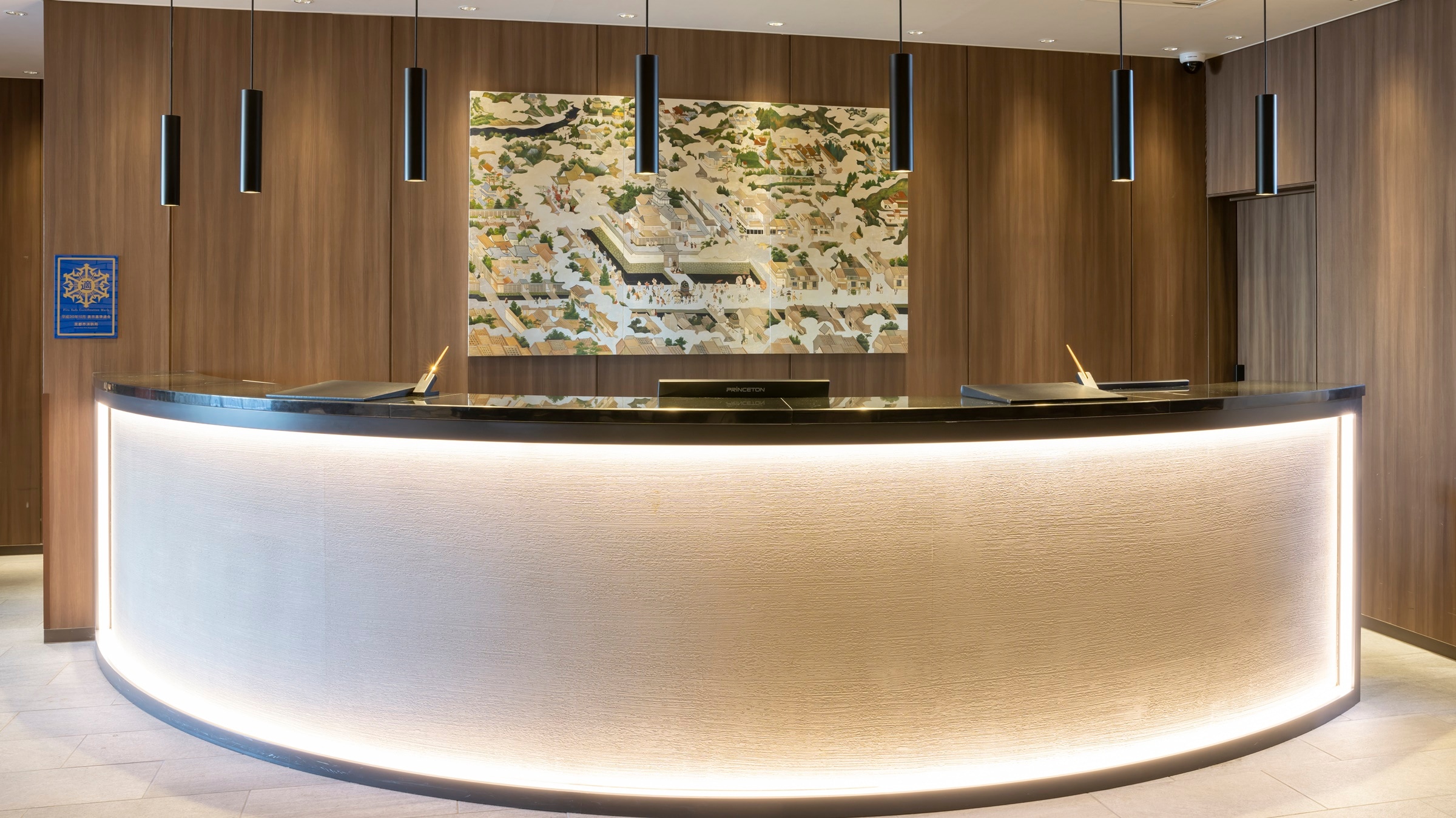 [Front] The calm atmosphere of the lobby welcomes you.