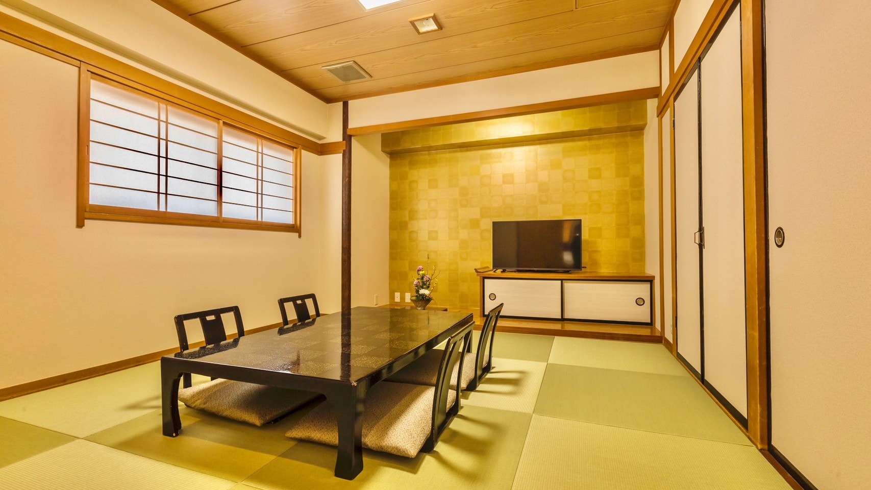 [Deluxe A] Each room is spacious, with a Japanese-style room, living room, and bedroom, so you can stay comfortably.