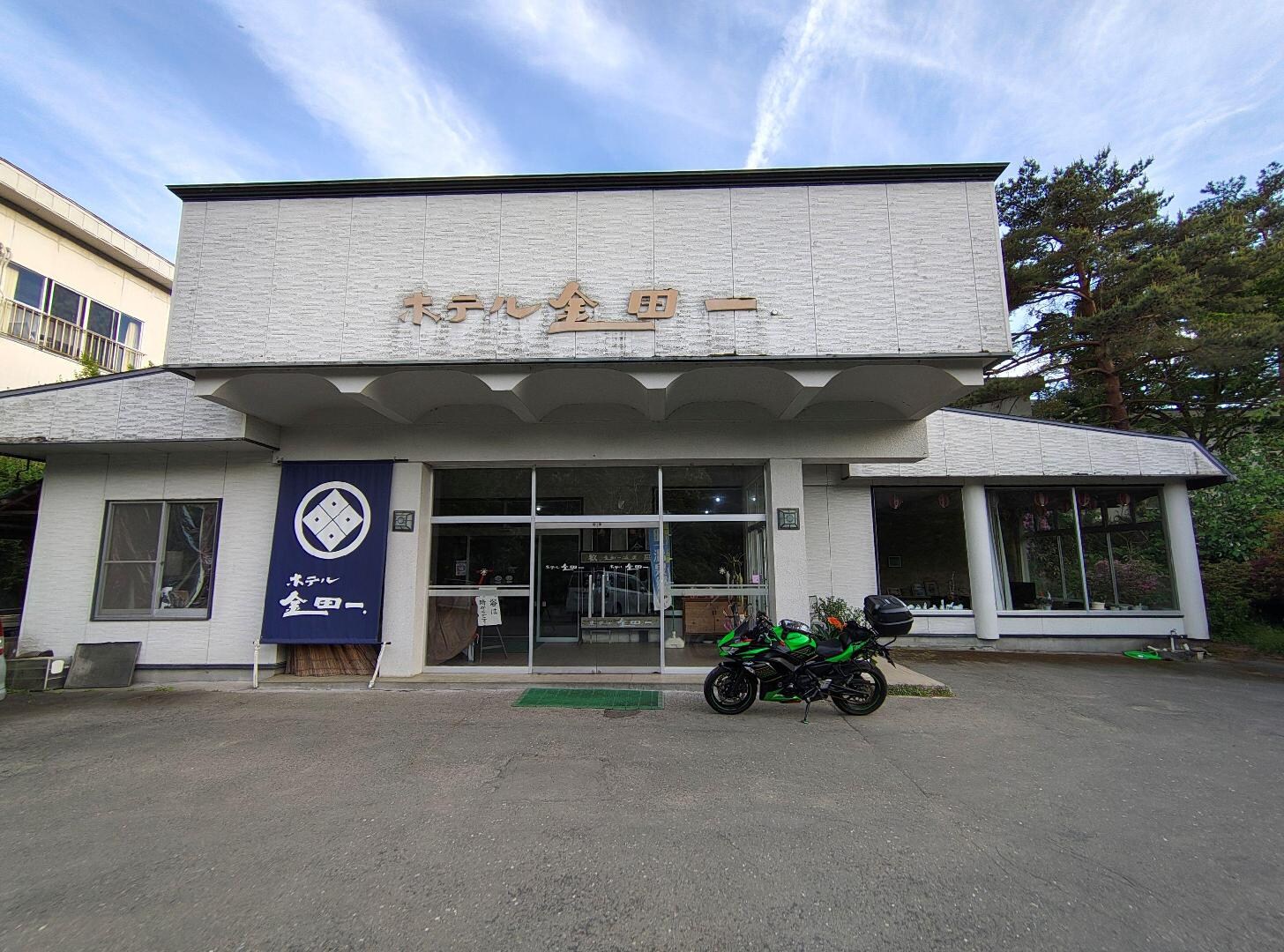 01_建物正面.jpg