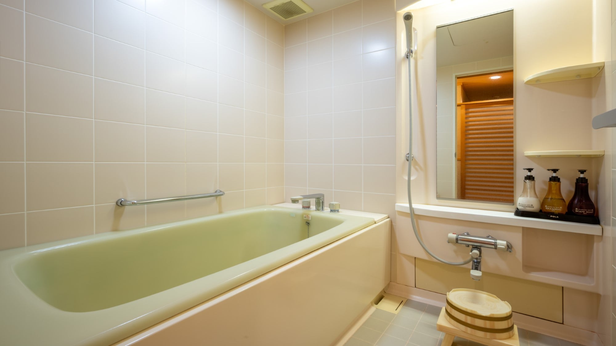 [Chic modern Japanese-Western room] The bathroom is a unit bath.