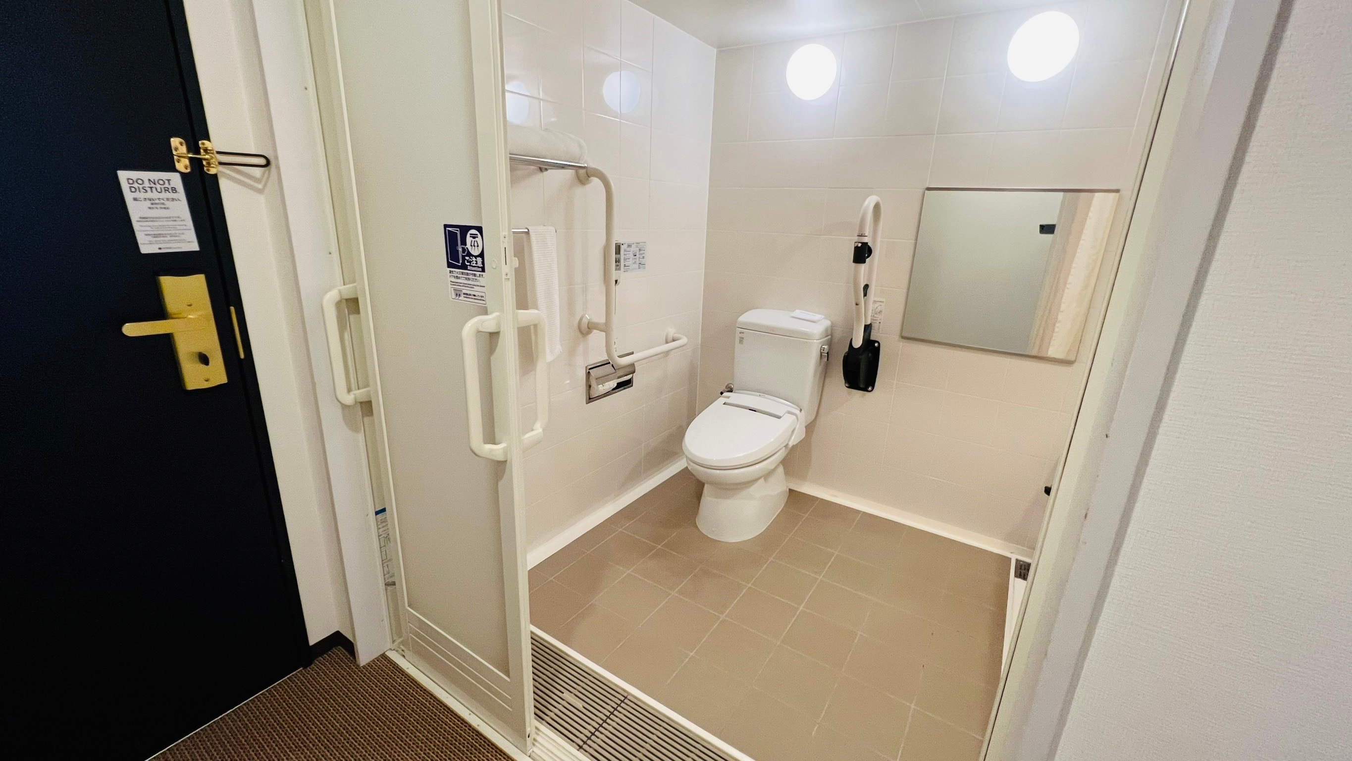 Barrier-free room: Bathroom entrance