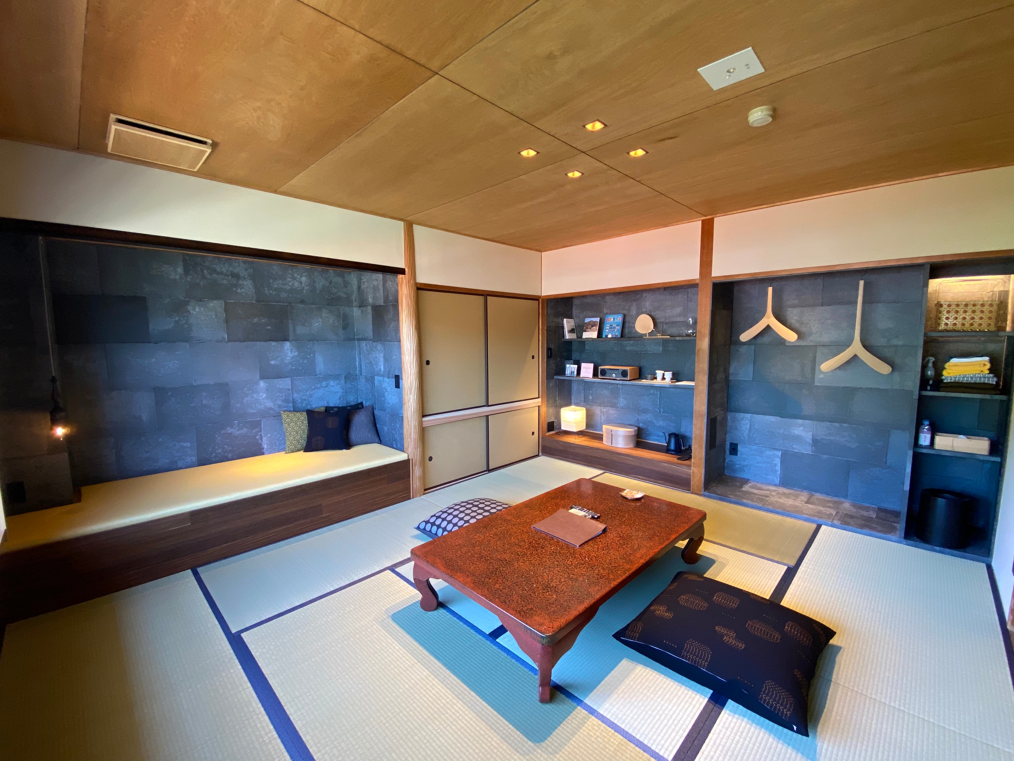 [Japanese-style room with indoor hot spring bath - Shirakaba -] A Japanese-style room where you can relax and enjoy the beauty-enhancing water straight from the source.