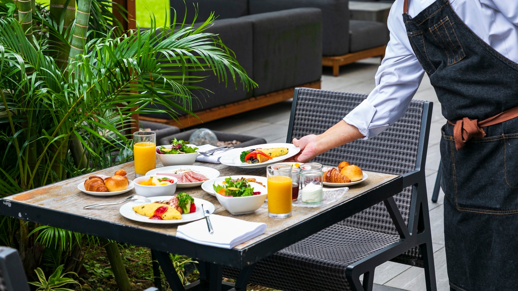 [Breakfast] Feel the fresh morning breeze and listen to the birds chirping as you recharge your energy for the day.