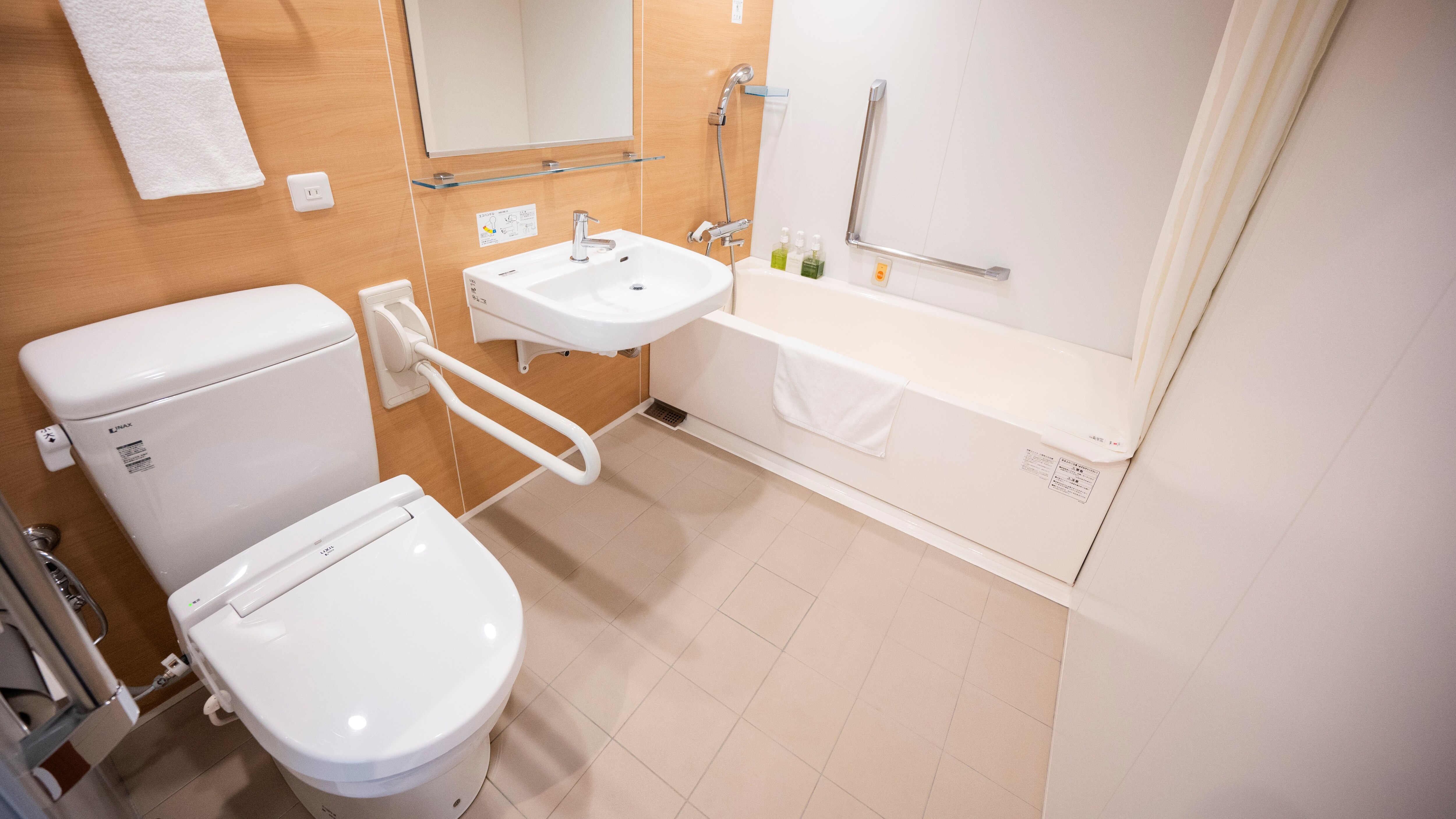 Universal Twin Bathroom