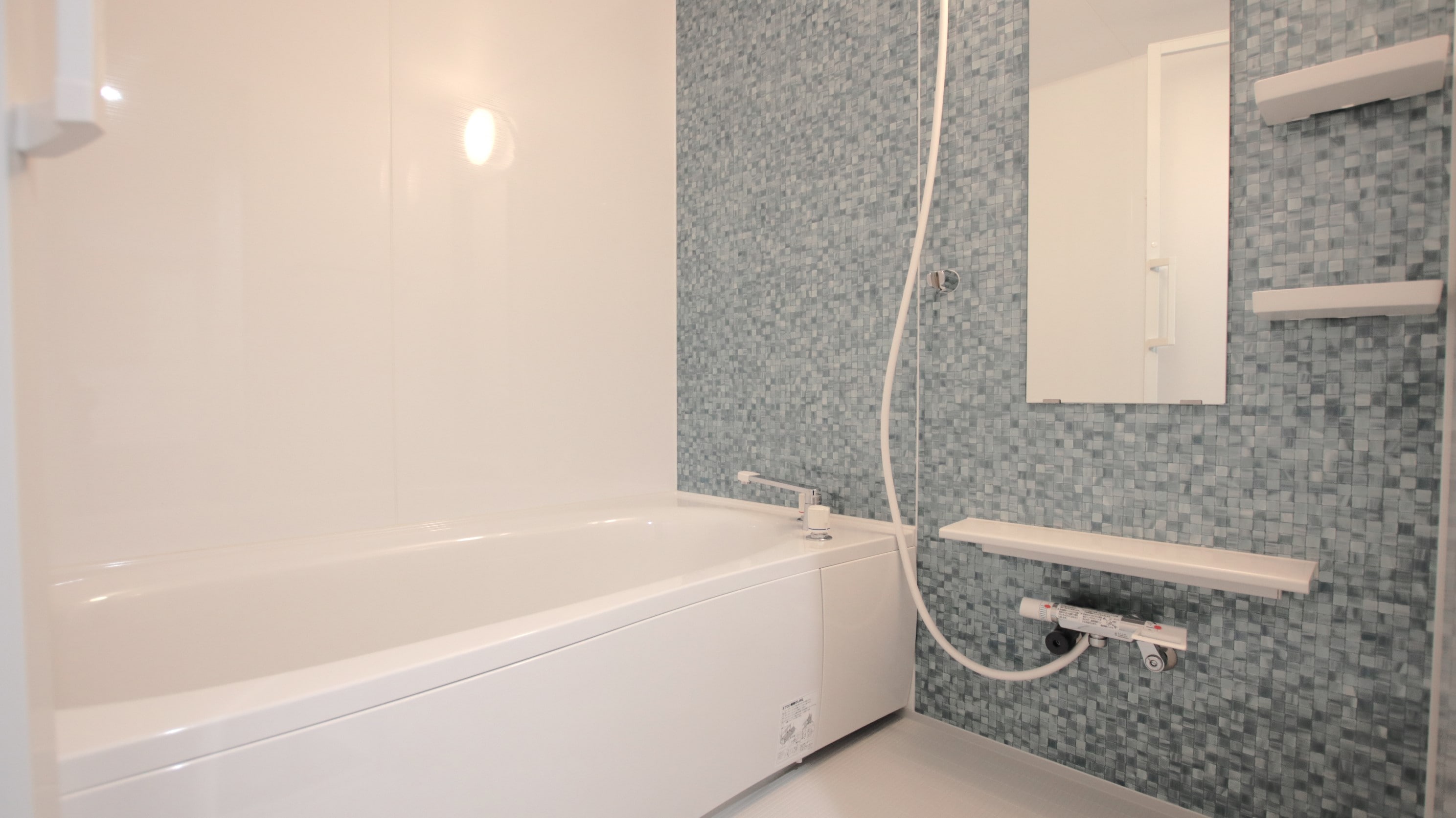 Twin room: Spacious bathroom with washing area