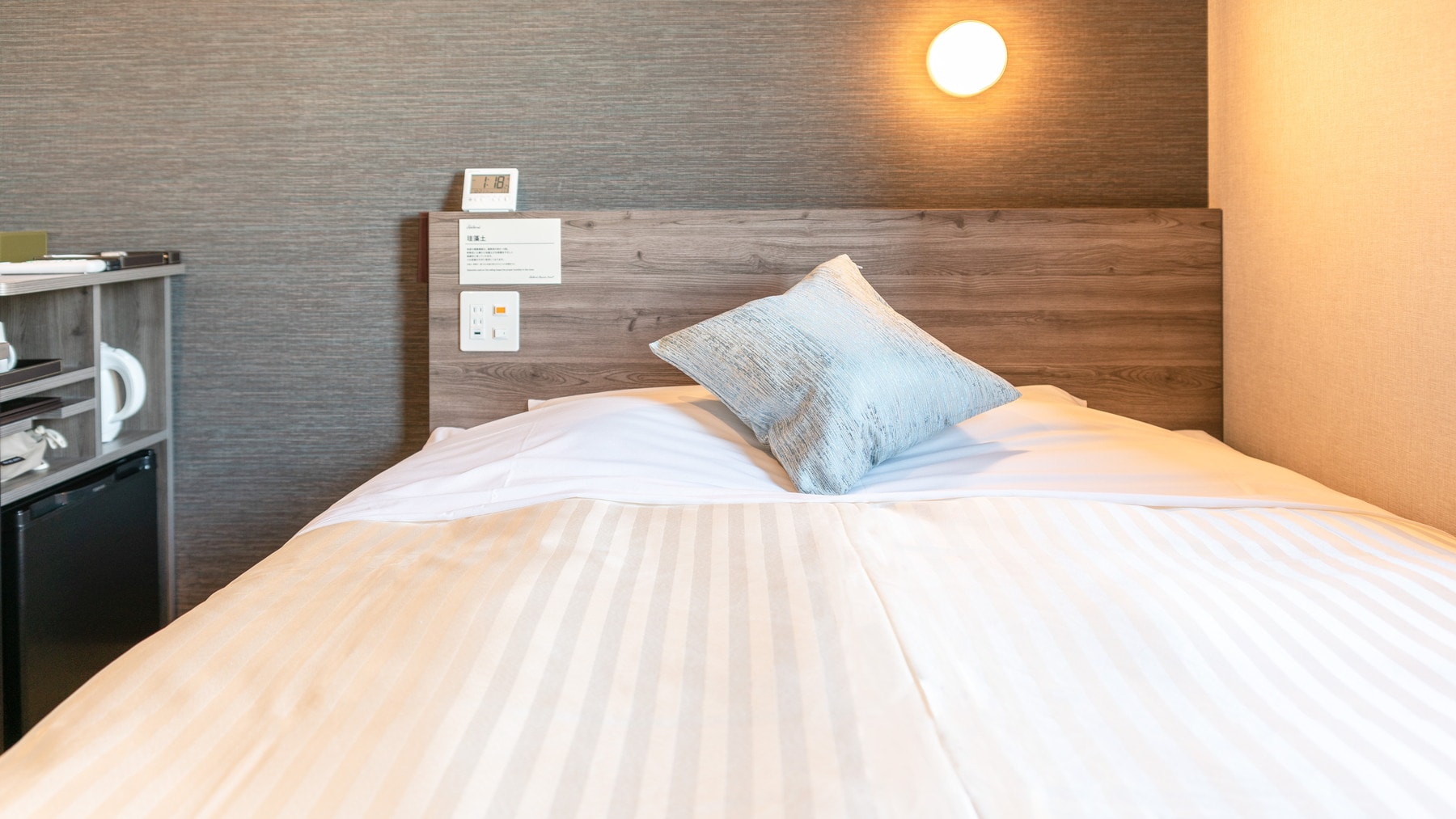 A 150cm wide bed and a mattress with just the right amount of firmness will ensure you a good night's sleep.