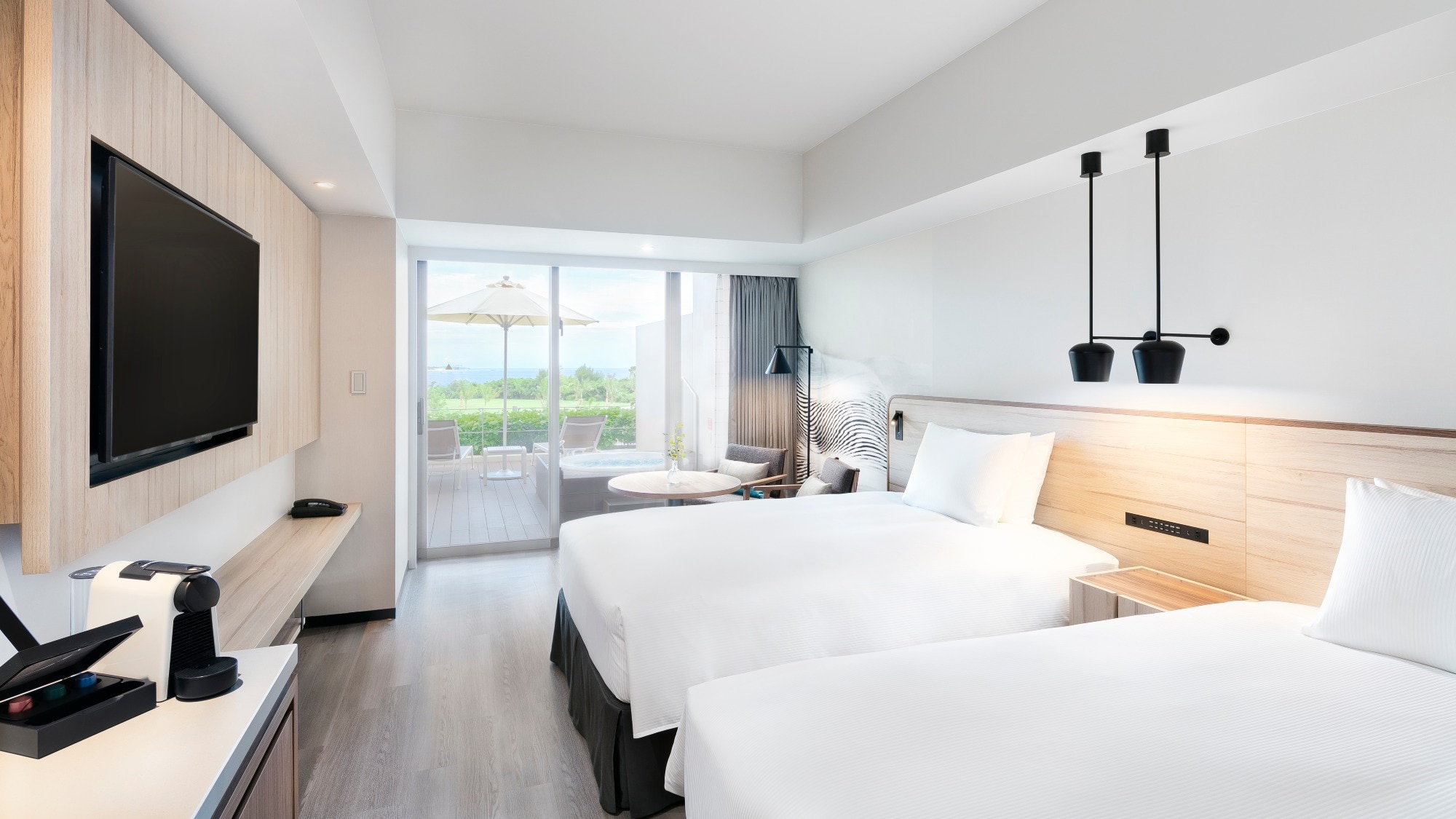 Executive room with twin beds, terrace and outdoor bath