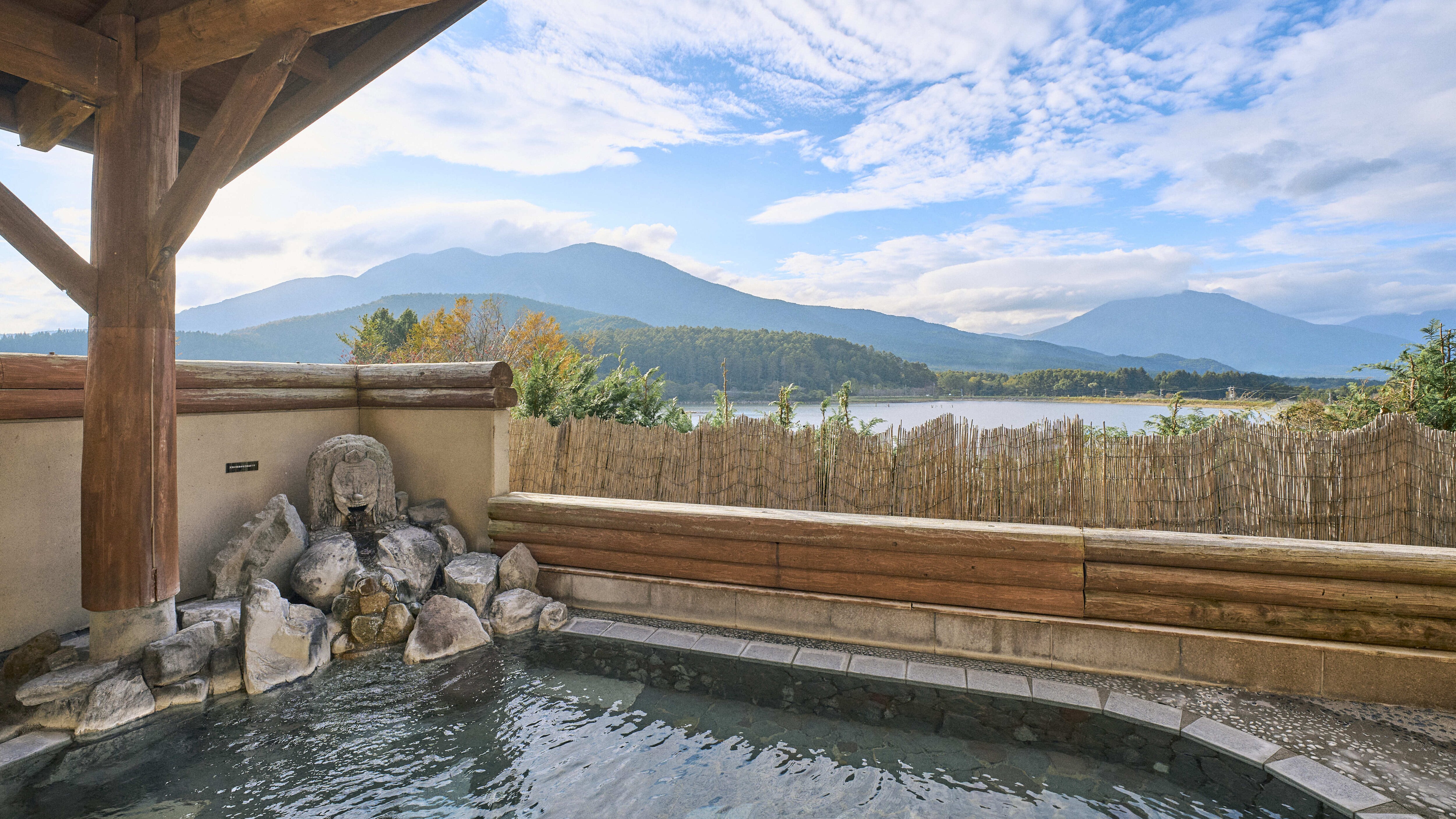 "Mure Onsen Tengu no Yakata" An open-air bath surrounded by nature, including the five mountains of Hokushin (Myoko, Madarao, Kurohime, Togakushi, Iizuna) and Lake Reisenji