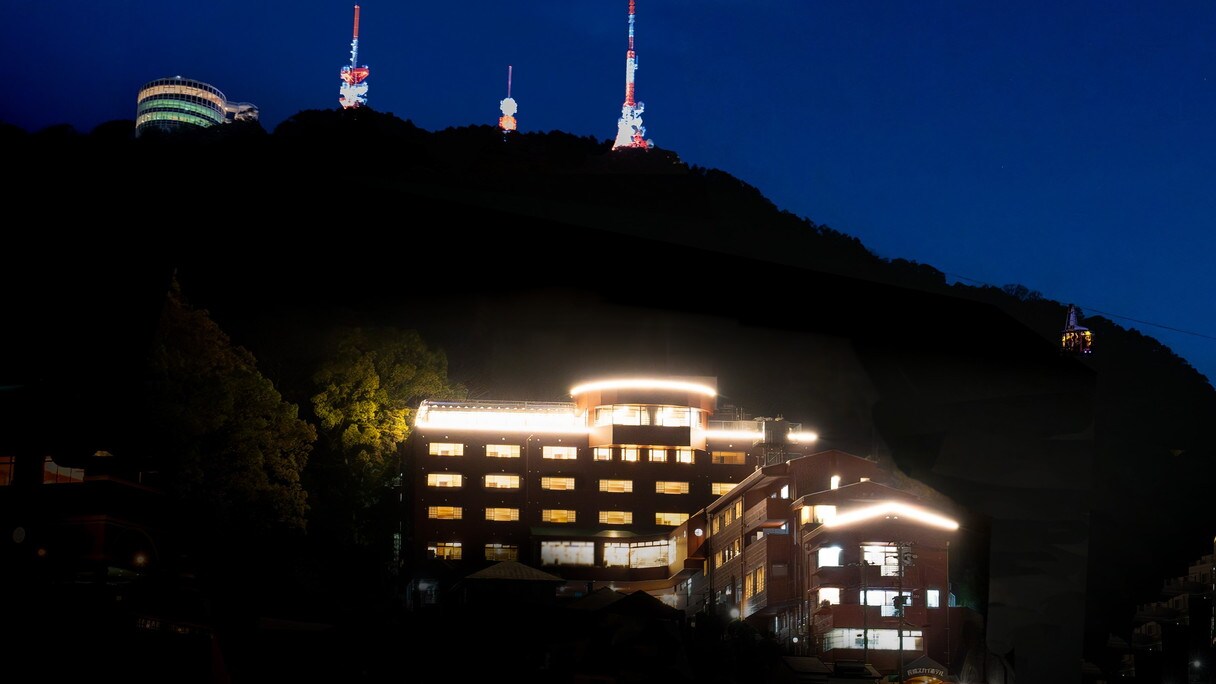 At night, the dazzling lights that sparkle in the middle of the mountain, one of the world's new three greatest night views, are impressive.