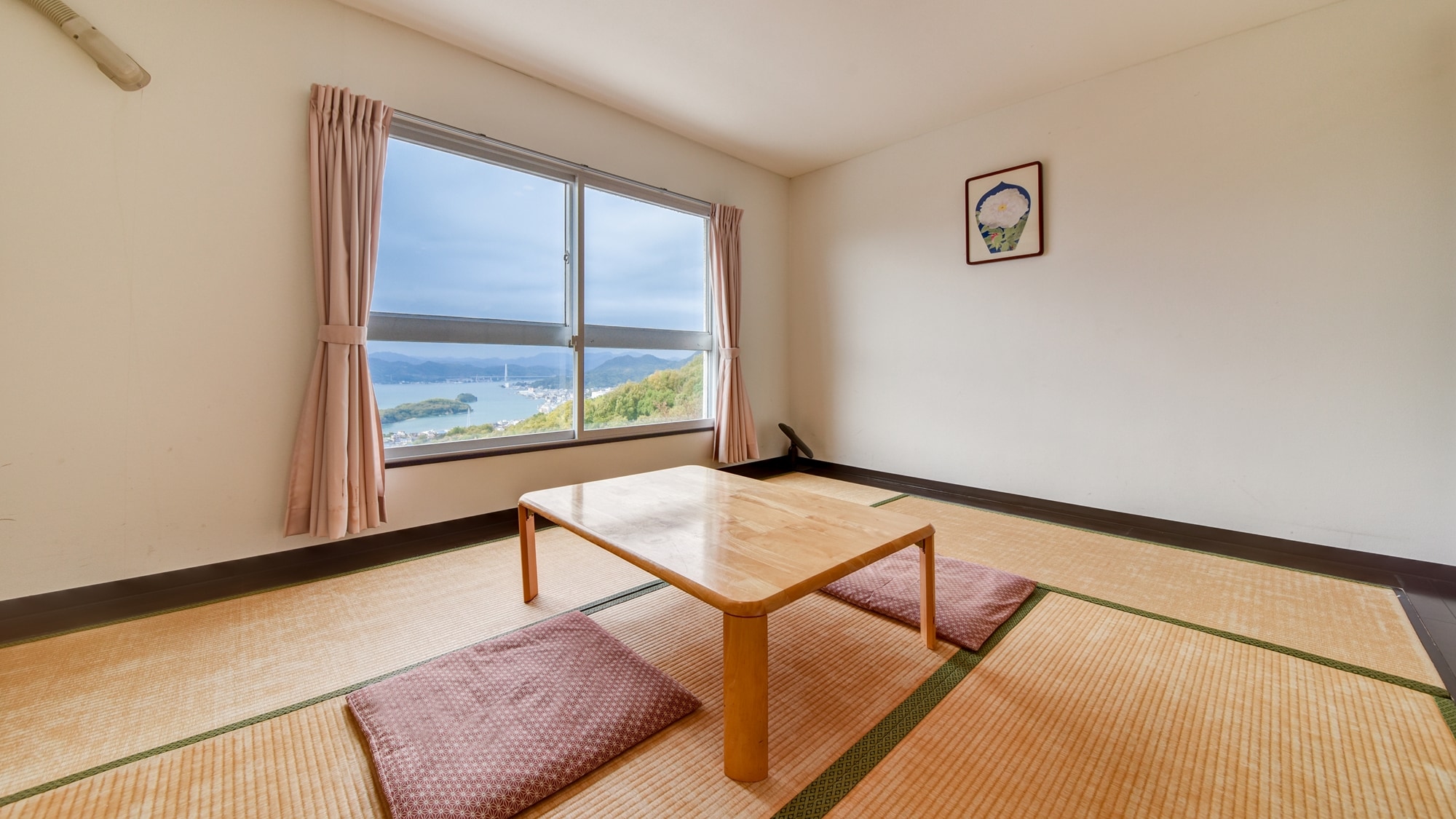 * Japanese-style room 6 tatami mats ◆ You can see the Seto Inland Sea and Shimanami Kaido in the distance from the Japanese-style room.