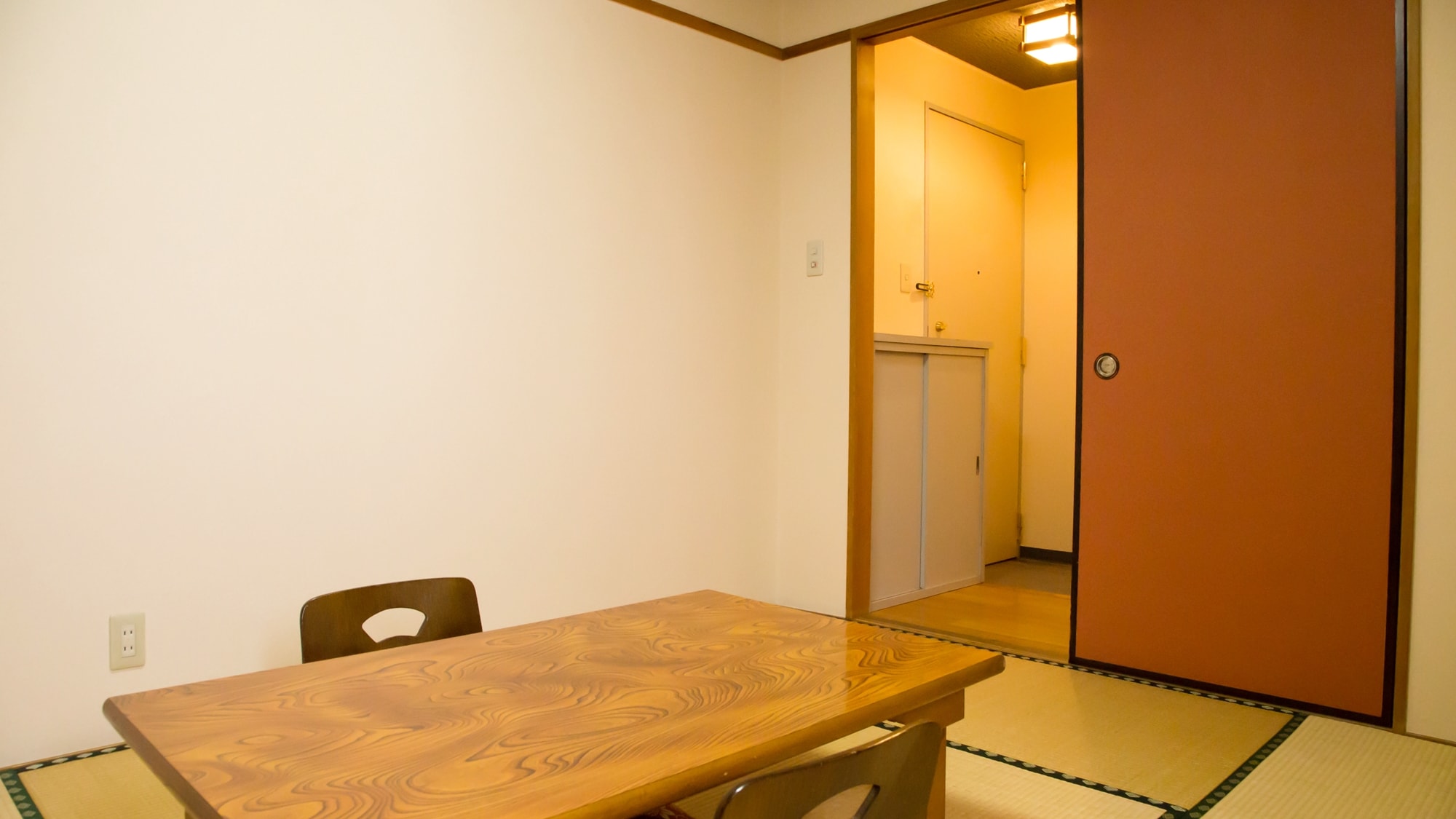 *[Room] Japanese-style room with 6 tatami mats. Please relax in the tatami room. Please enjoy your time without any worries!