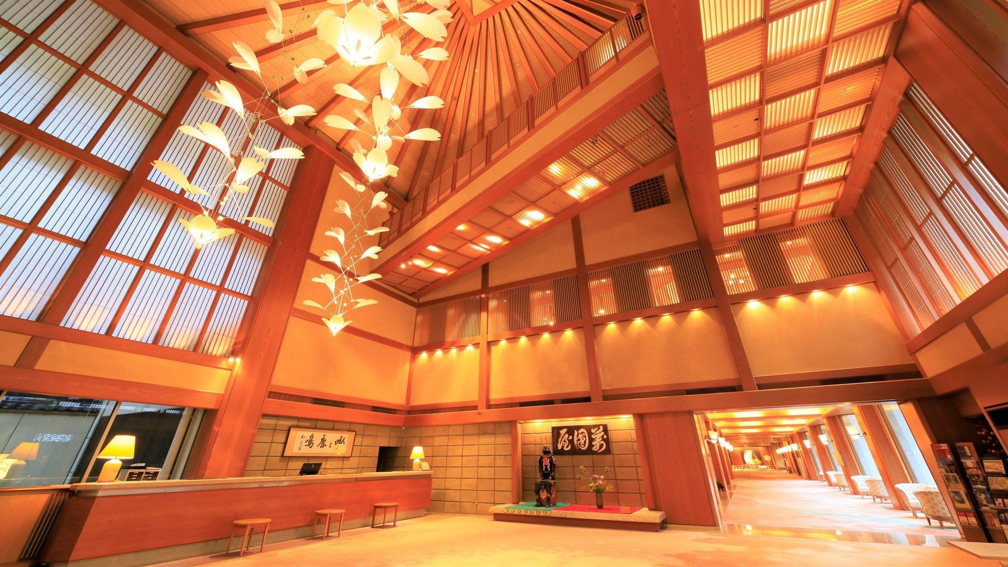 [Front desk] Three-story open-ceiling front lobby