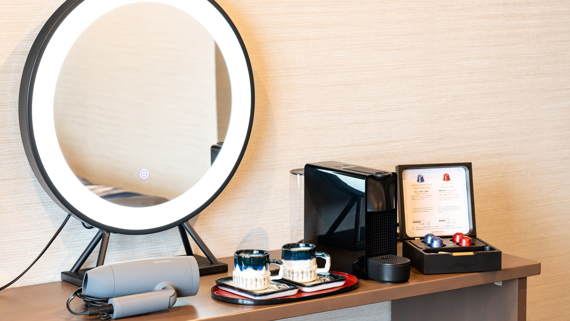 *[Room] Western-style twin room with bathroom and toilet, actress mirror and tea set