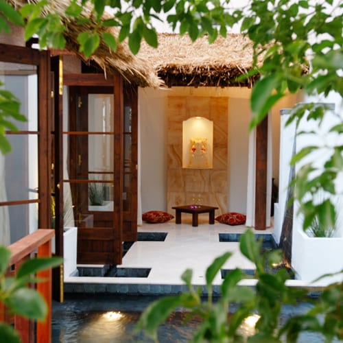 "Bali Suite" An open-air bath like a 3m pool in the private garden where the waterfall falls