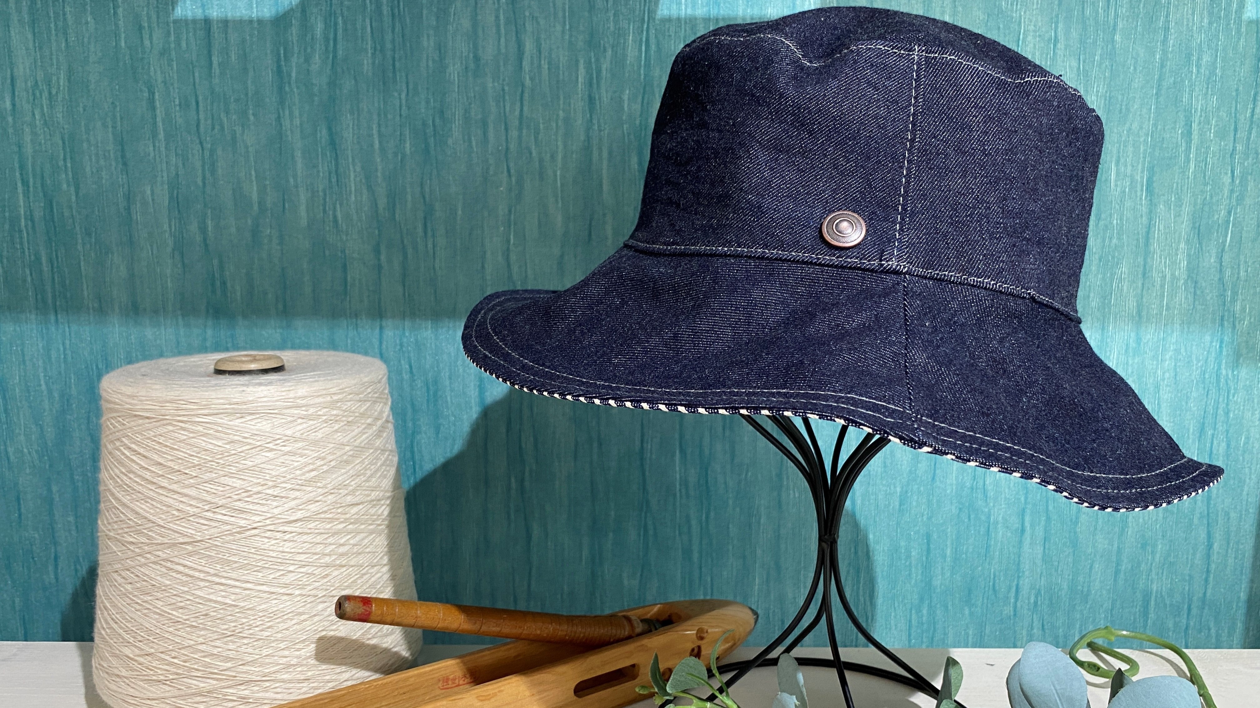 Trải nghiệm làm mũ bằng vải denim. Trải nghiệm chọn vải, chọn chỉ, cắt và may bằng máy khâu và có cảm giác như một người thợ thủ công.
