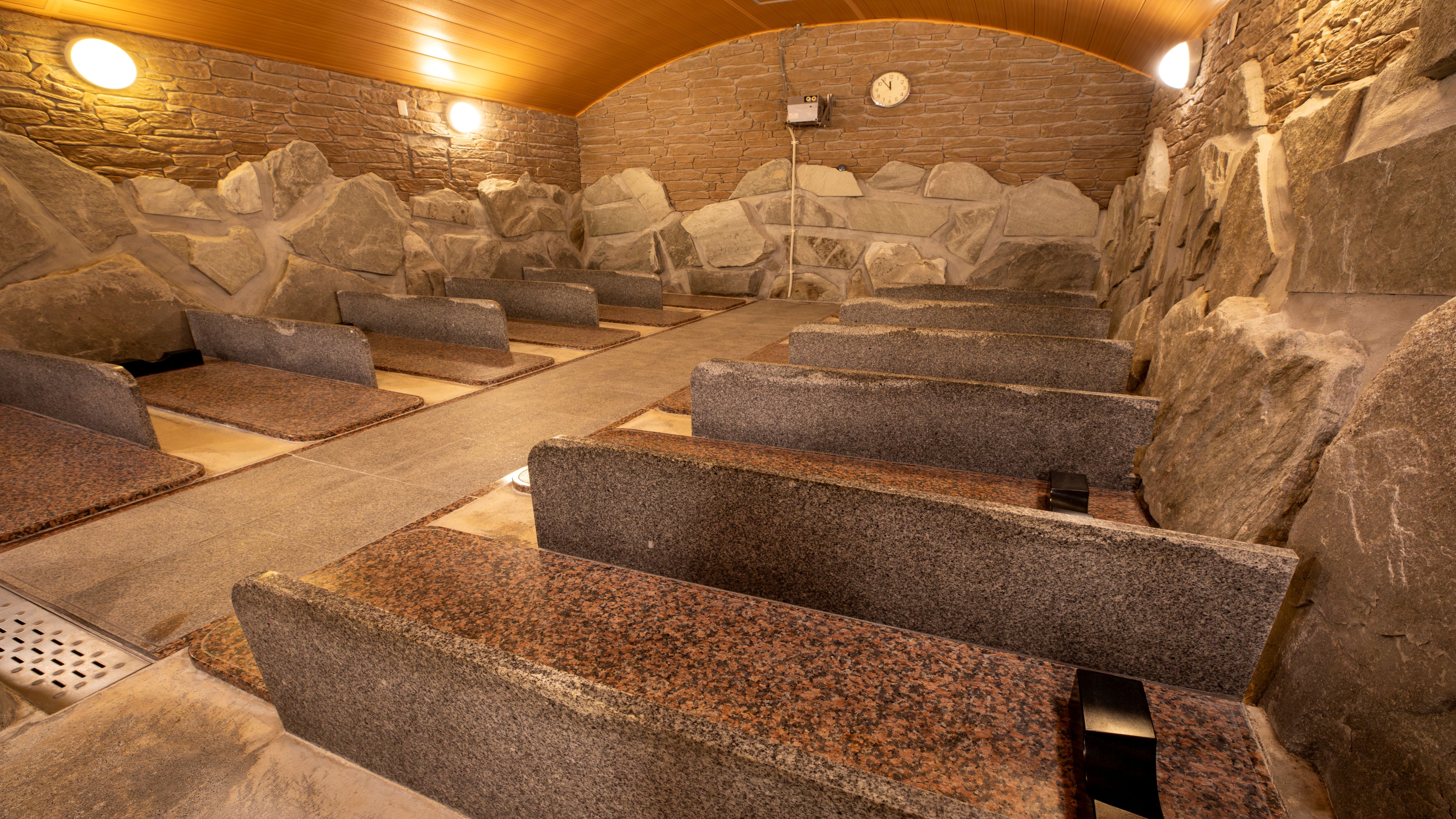 Stone sauna (men's bath)