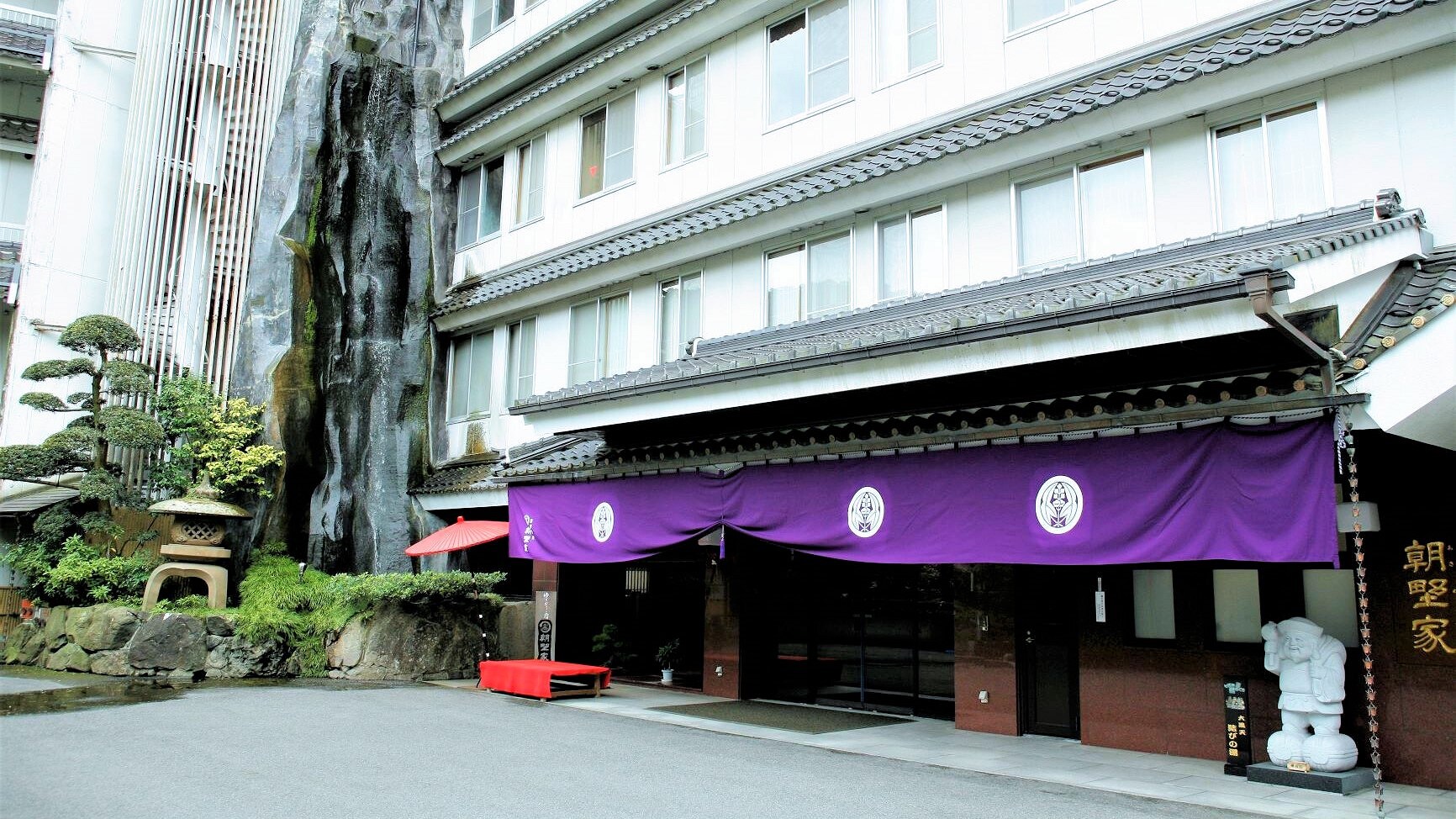 Asanoya exterior (in front of the entrance)