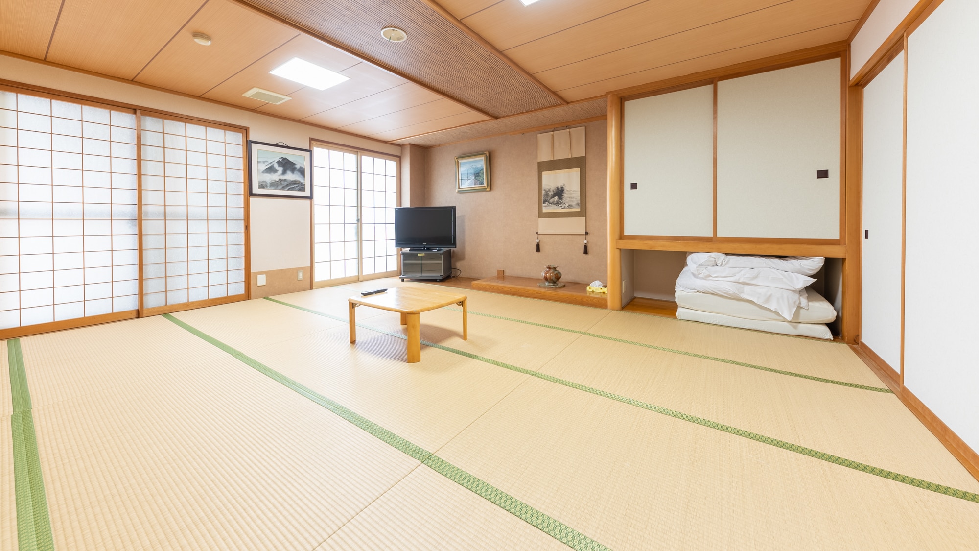[Non-smoking] Japanese-style room for 1 to 6 people (shared bath and toilet)
