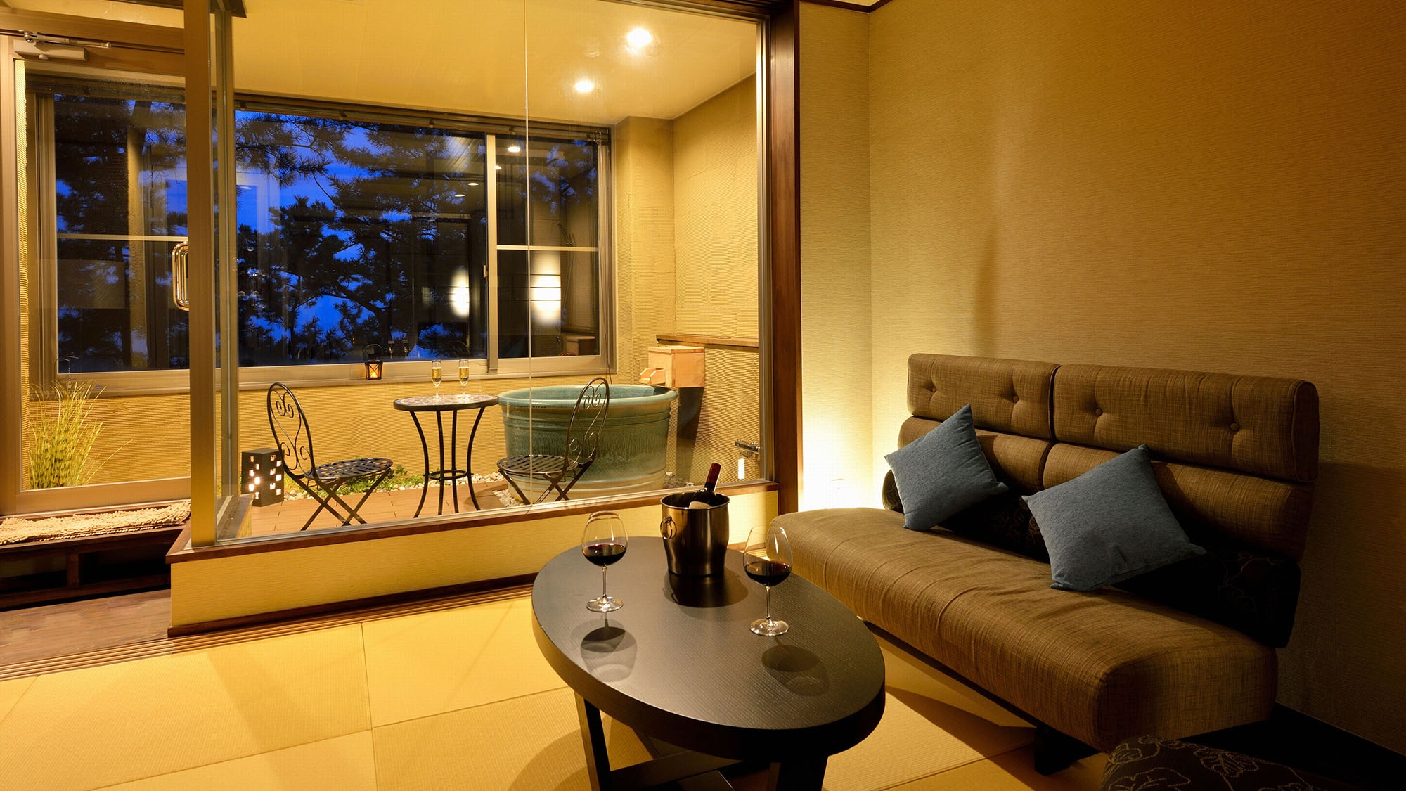 ・ [日式现代，Koikari no Ma，日式和西式房间“Shiosai”] 在沙发和榻榻米上放松。