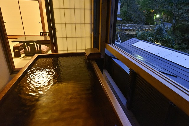 "Kawajika no Ma" Bath and bridge