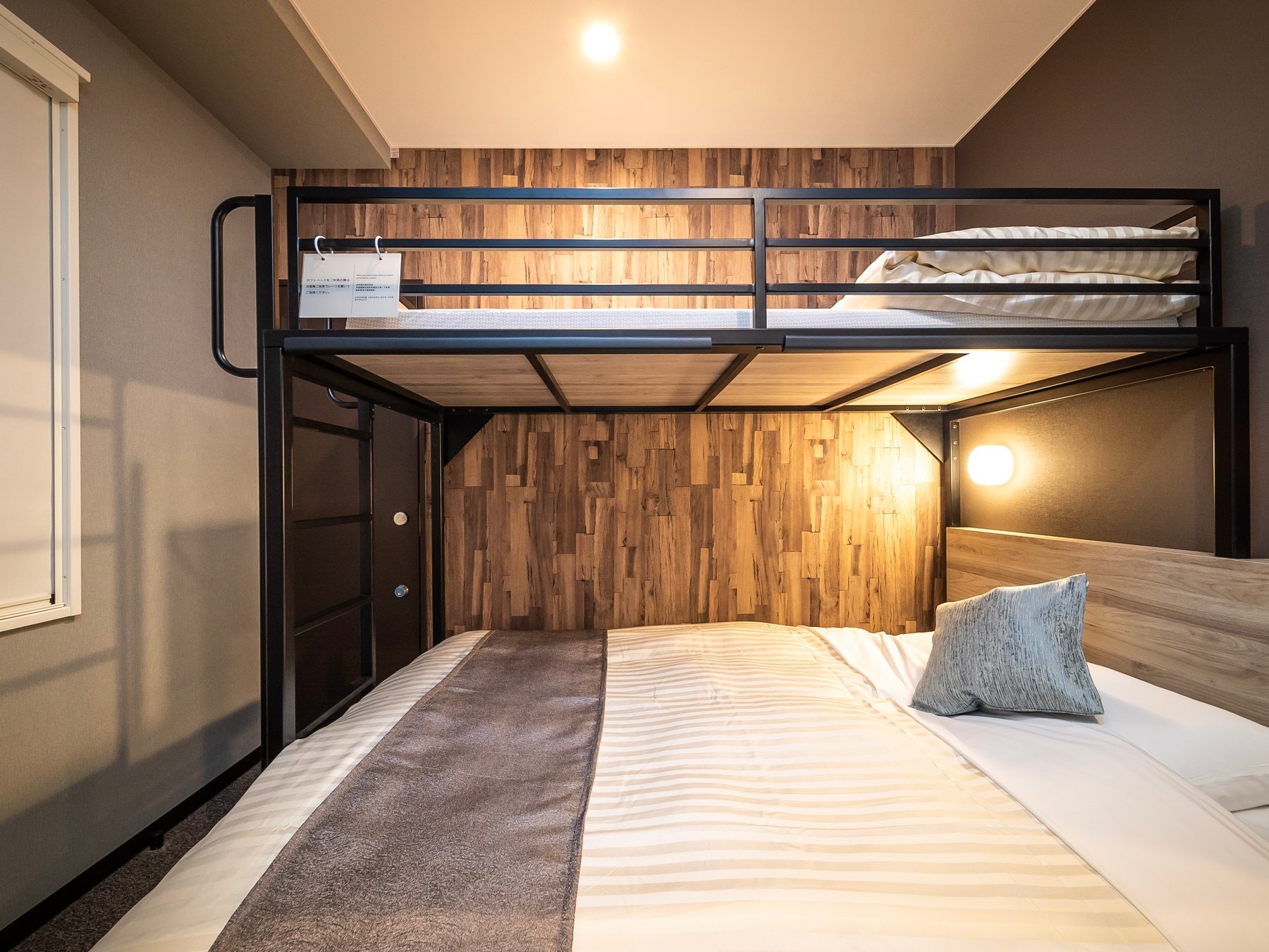 A functional twin room with a top and bottom section! A room with a loft bed that your children will love♪