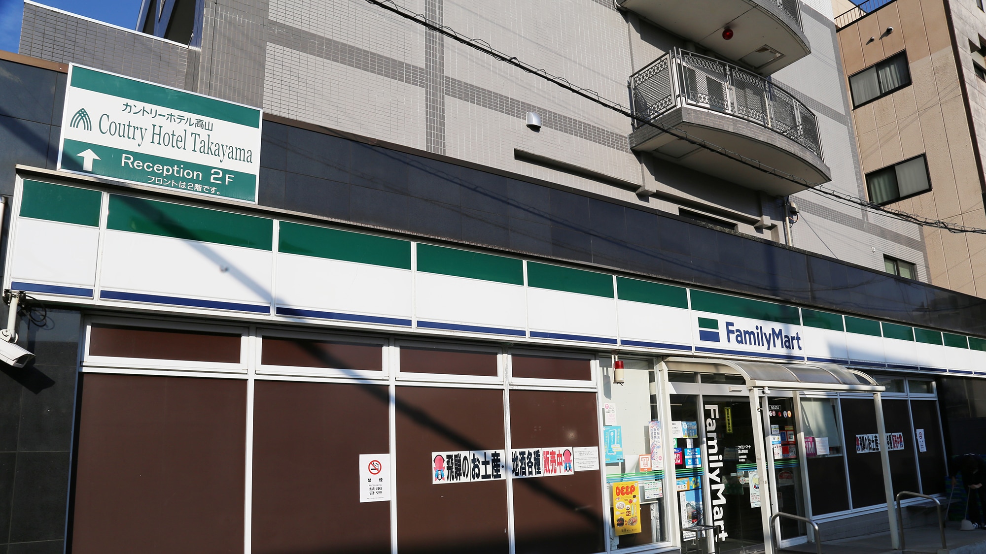 There is a convenience store on the first floor, which is convenient for shopping or when you need to run errands suddenly.