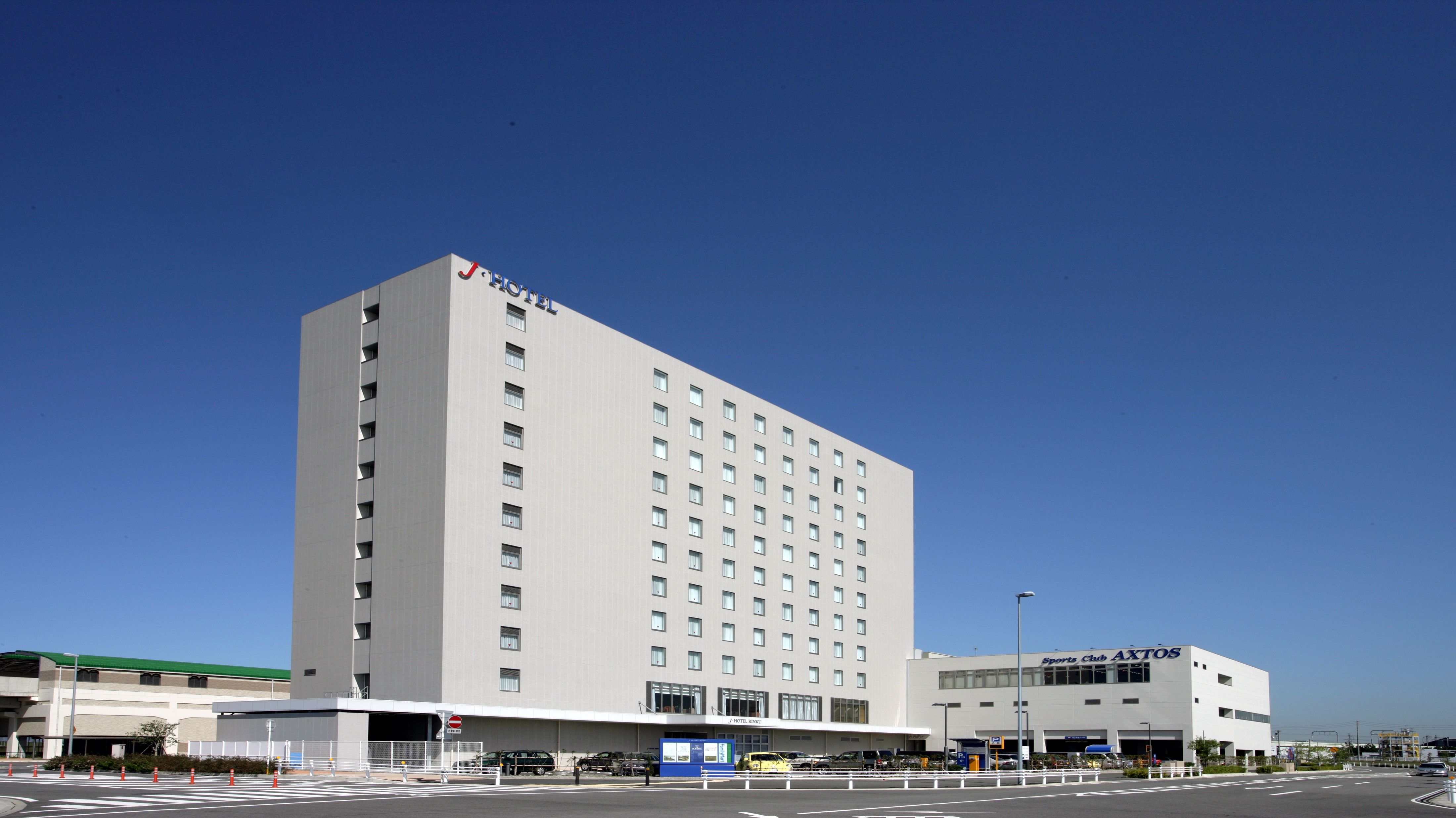 Full view of the hotel (daytime)