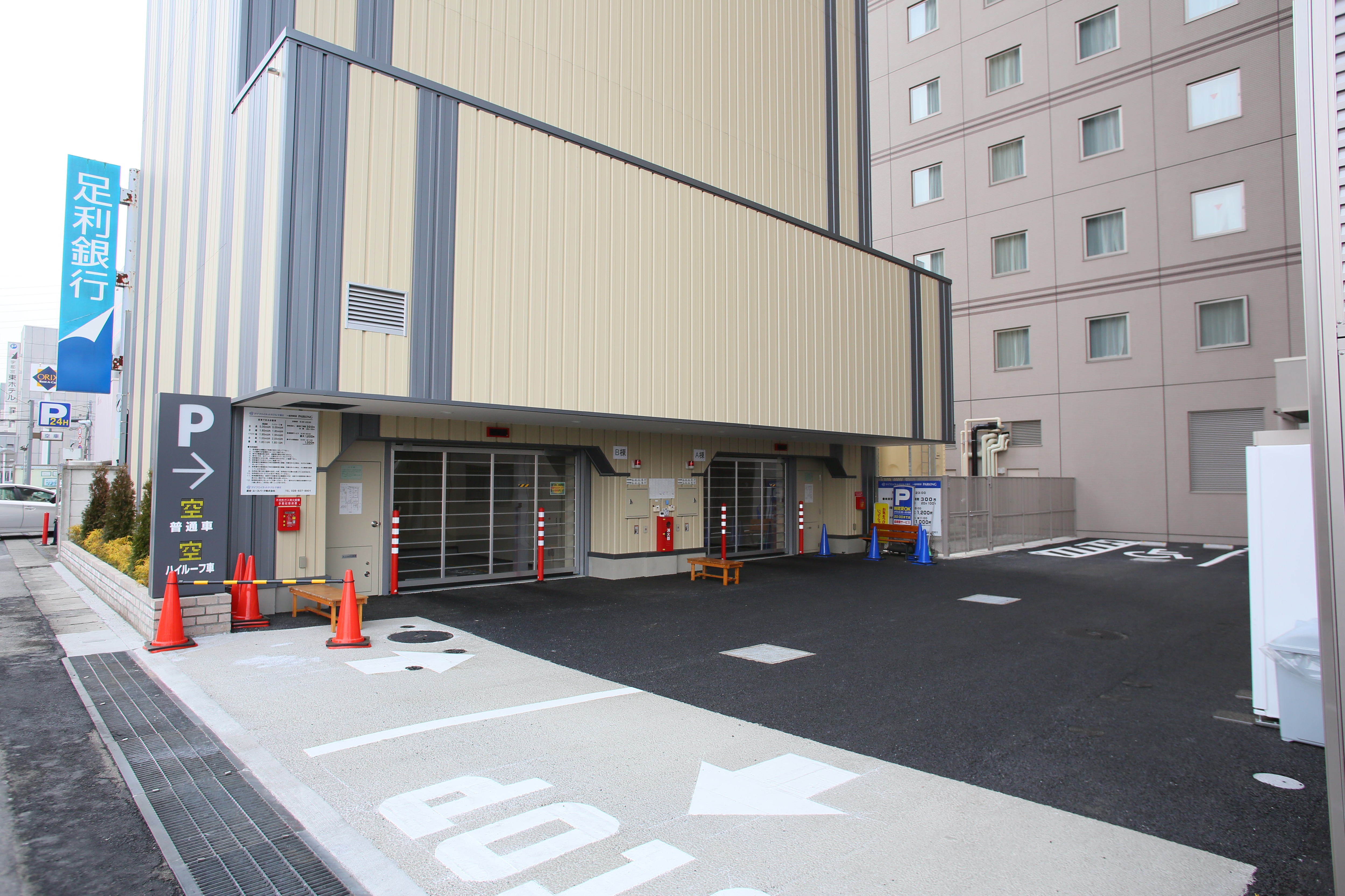 On-site three-dimensional tower parking