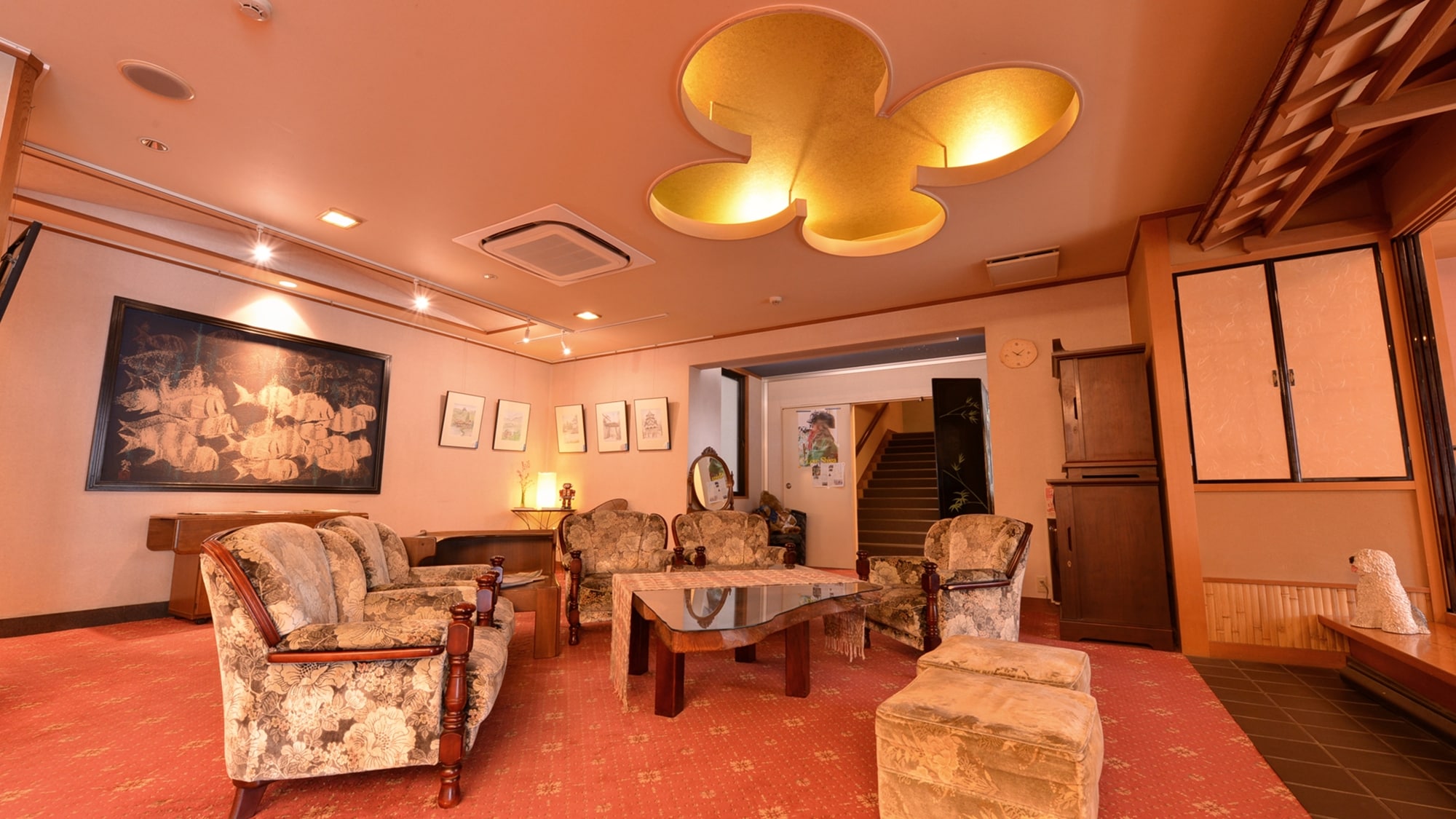 *[Lobby of our hotel] Please feel free to come and spend some time here as if it were your second home.