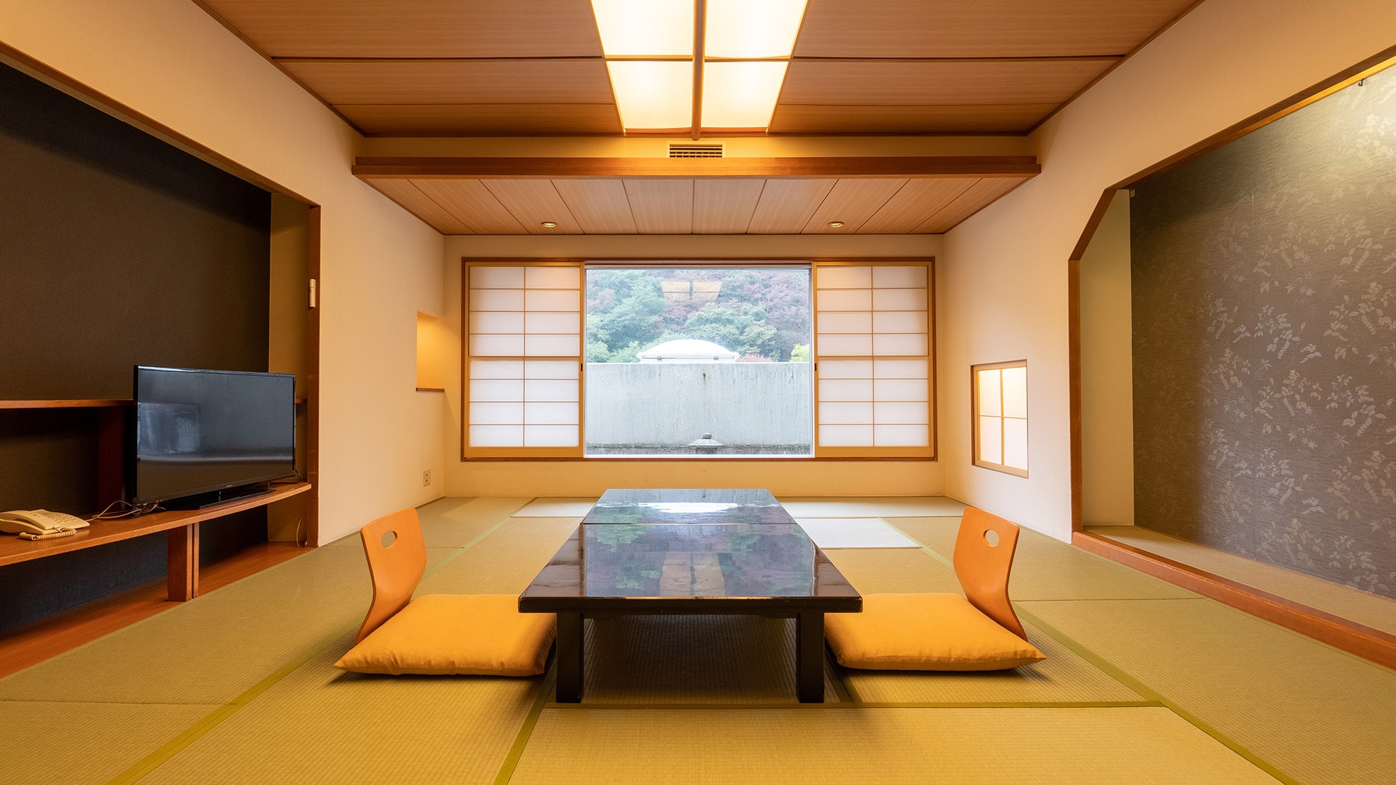 Standard Japanese-style room, 16 tatami mats, with indoor bath *Image
