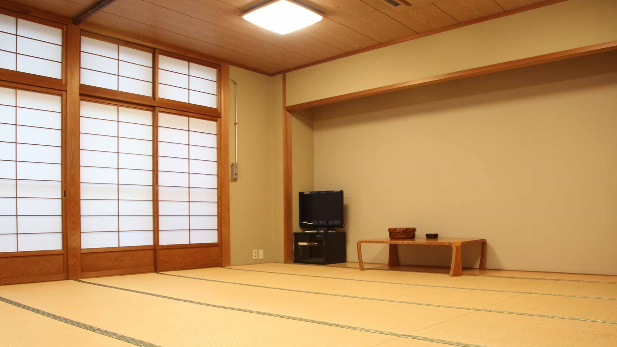 *[Ví dụ về phòng theo phong cách Nhật Bản với 18 tấm chiếu tatami] Phòng rộng rãi này cũng được khuyến khích cho các nhóm lớn và gia đình có hai thế hệ.