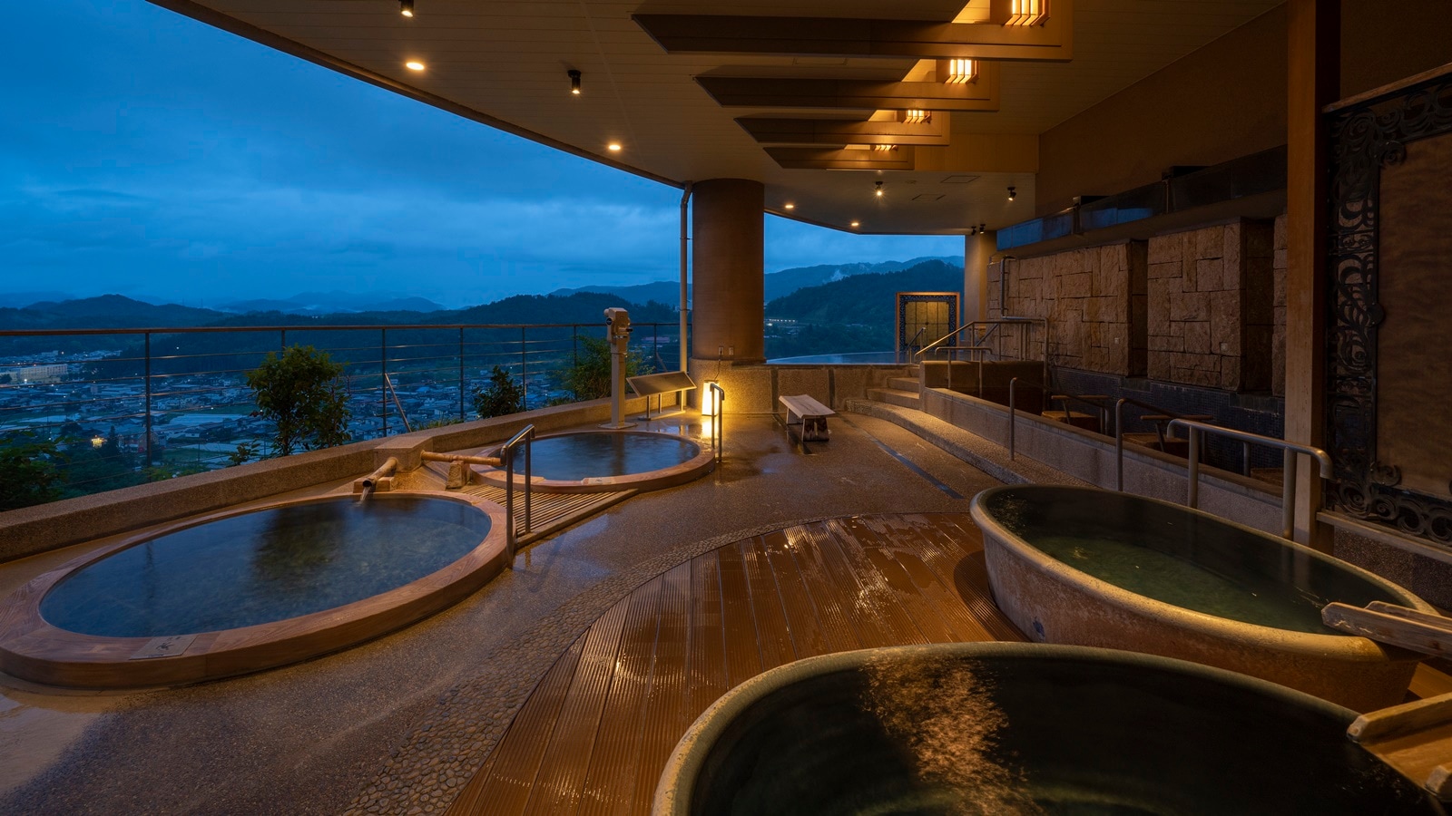 [Hida Takayama Onsen No. 1 Izumi Tenbo no Yu] Hot spring building 7th floor open-air bath