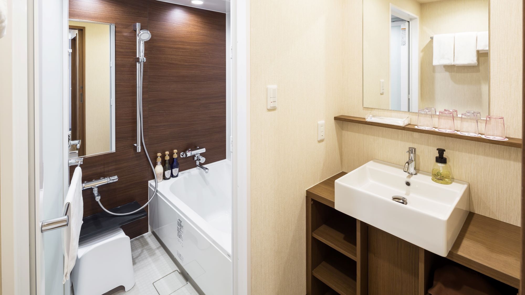 In-room bathroom (Family Force)