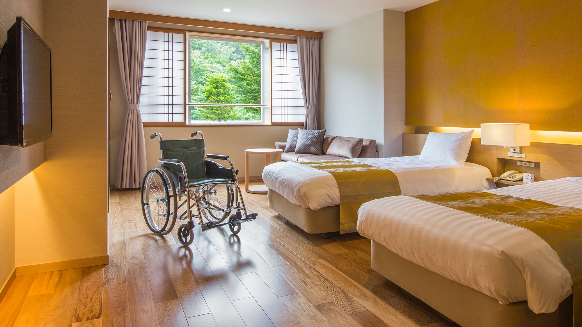 [Universal Room] Handrails are installed in the restroom and bathtub, making it suitable for elderly people. *The photo shows a Western-style room.