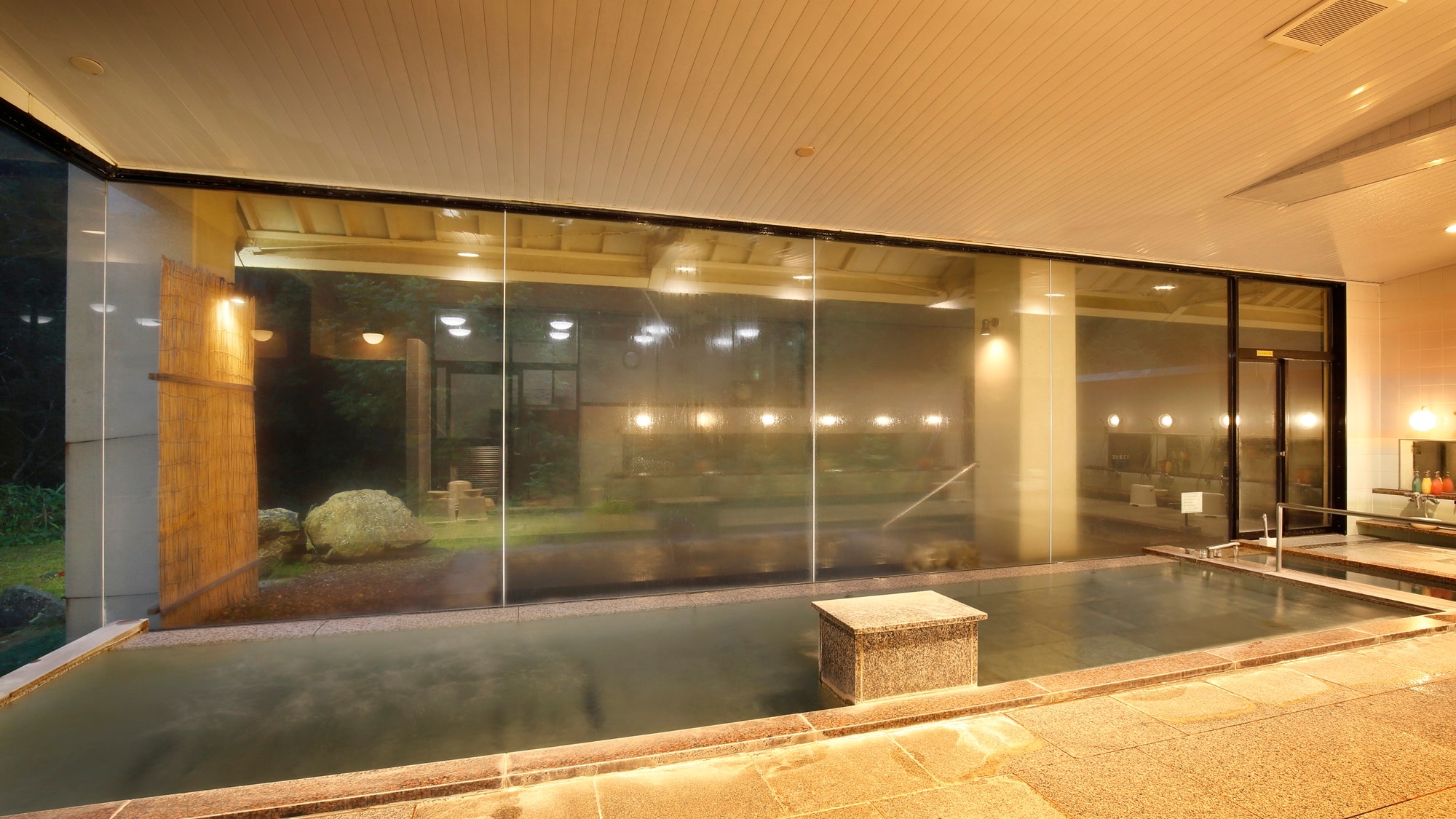 【觀景大浴場】一邊是玻璃，一邊是開放感十足的大浴場。
