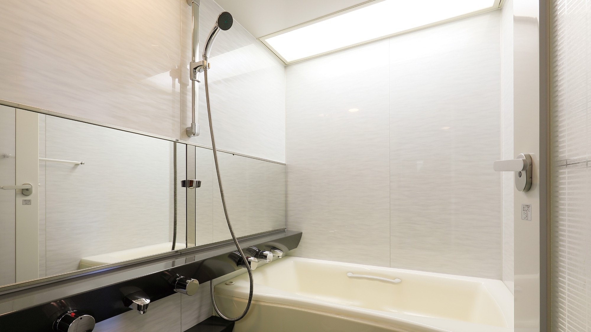 [Bath (Deluxe Twin Room)] The toilet is equipped with a bathroom with a separate washroom and an independent washbasin.