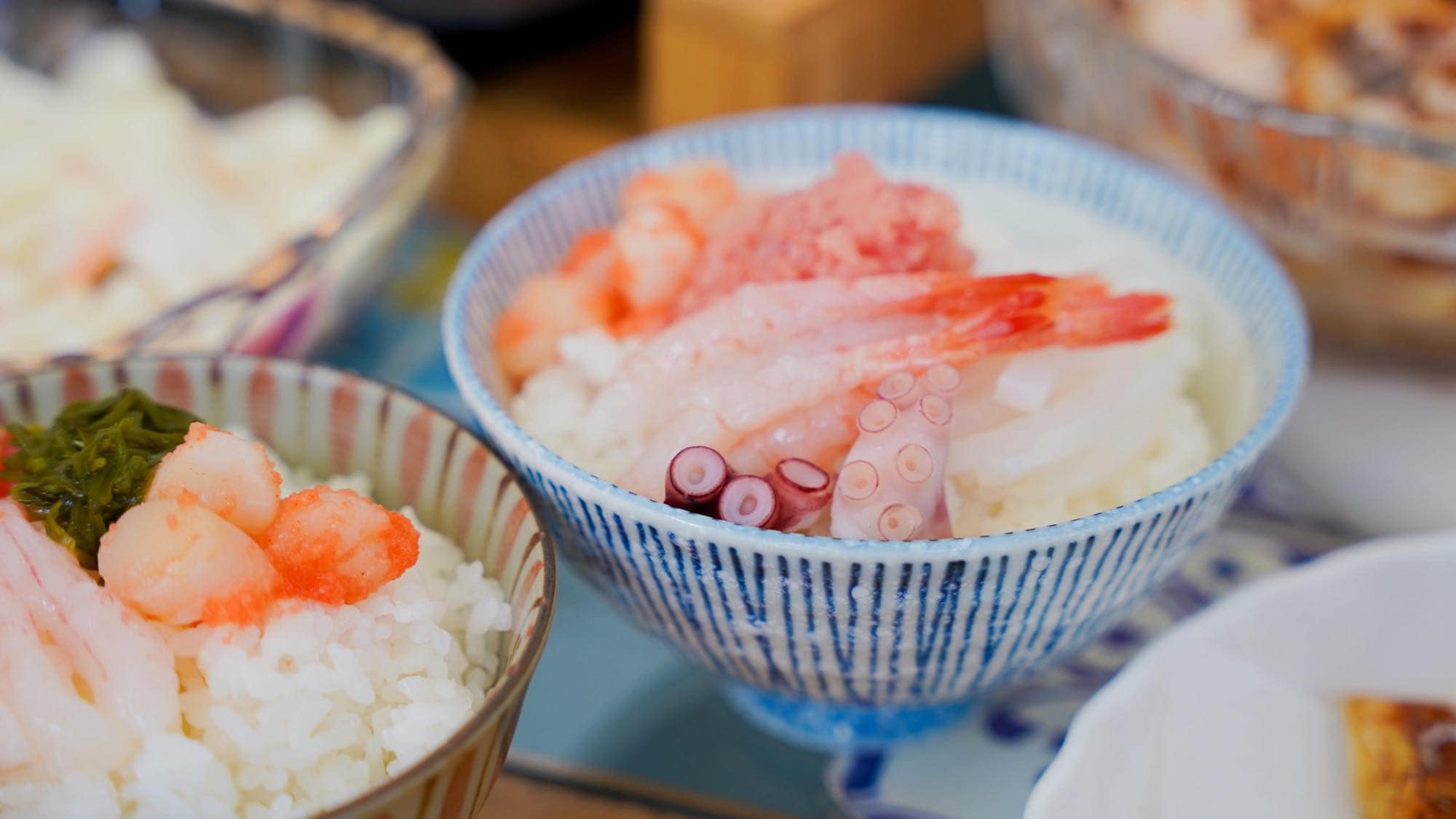 Buat "Famous Seafood Bowl" Anda sendiri dengan bahan-bahan favorit Anda