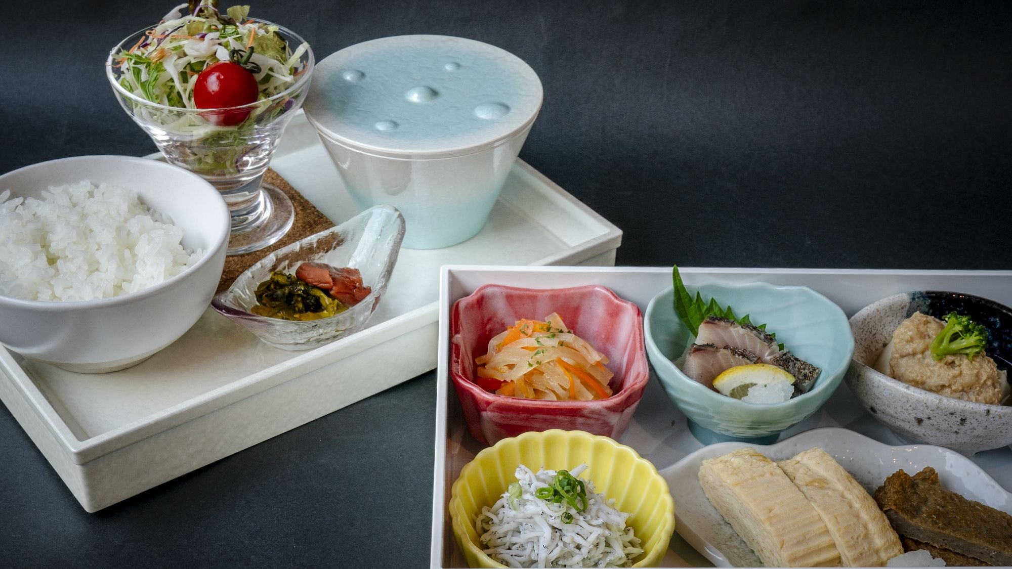 [Breakfast set] Breakfast available only to guests staying at the hotel. Sashimi, fried shrimp, and more are available.