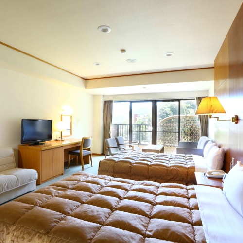 Western-style twin tatami room on the 4th floor. Shower toilet and washbasin included. [All rooms are non-smoking] Welcome sweets included!