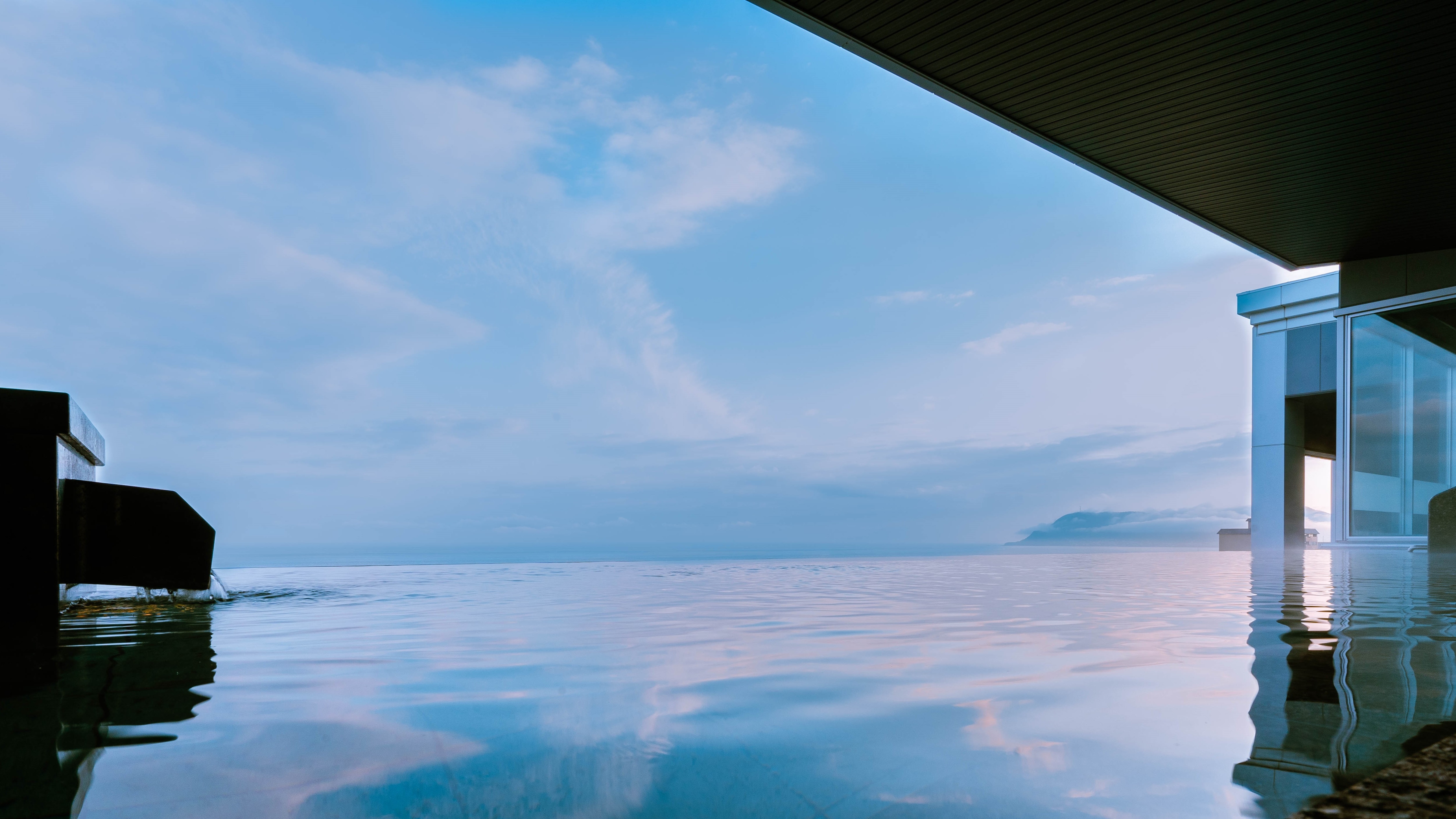 "Old infinite sea lantern open-air bath" on the top floor overlooking the Tsugaru Strait